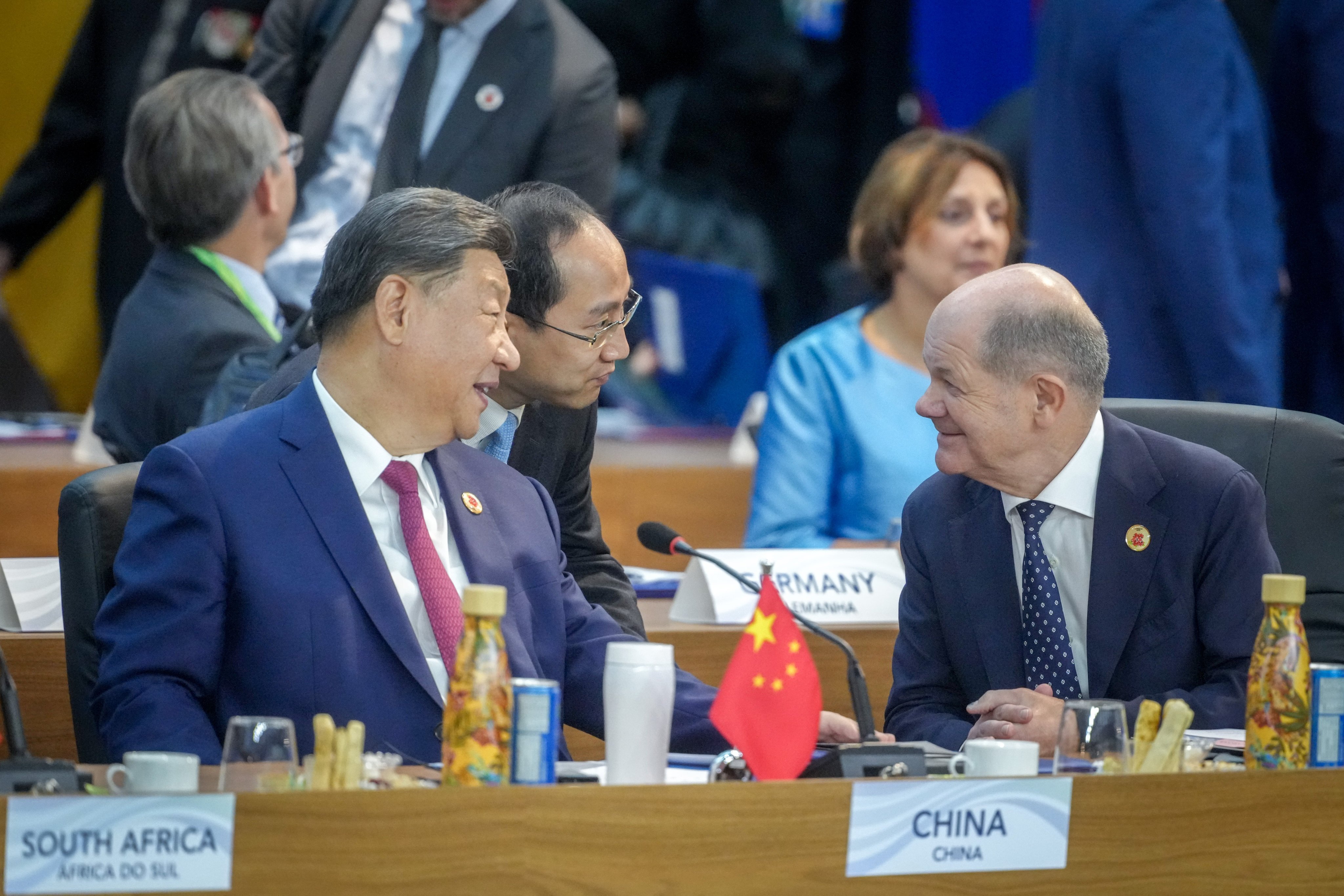 In Brazil, China’s President Xi Jinping, left,  speaks to German Chancellor Olaf Scholz at the G20 summit. Photo: dpa