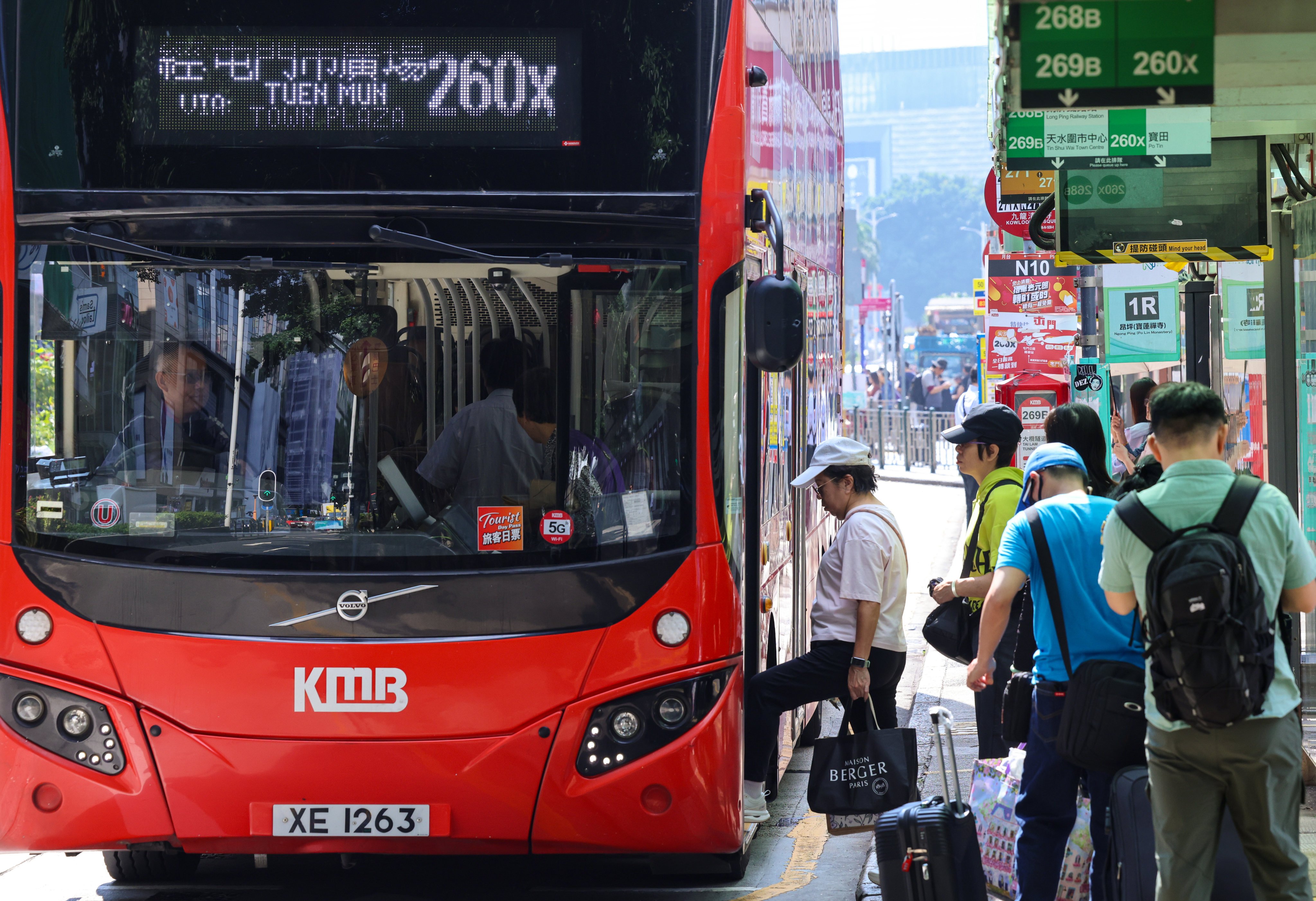 Passengers boarding a KMB bus at Nathan Road, Tsim Sha Tsui. Photo: Jelly Tse