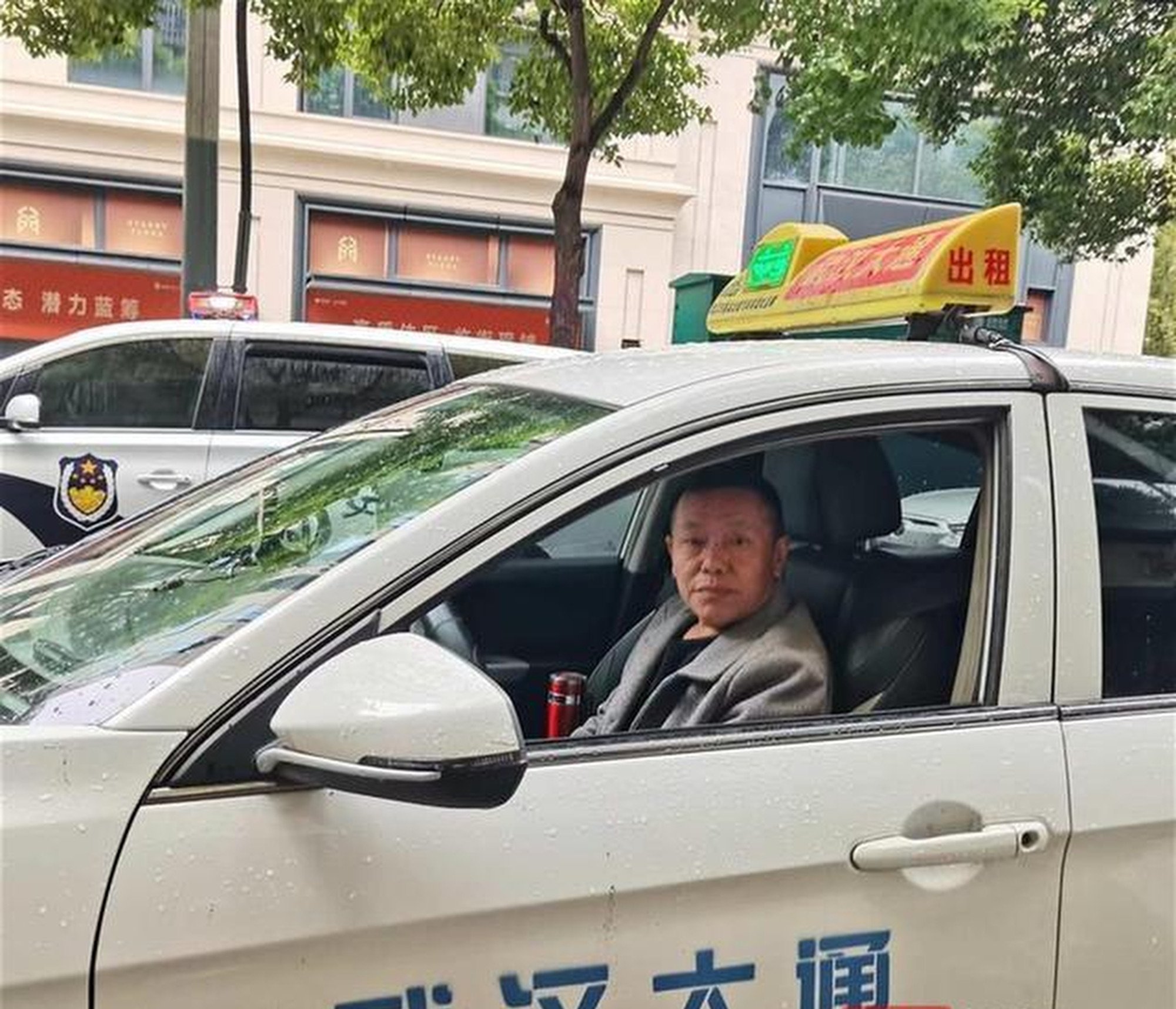 Yin, above, grew suspicious of the man’s worried expression and masked face after he urged them to speed up. Photo: Jimu News