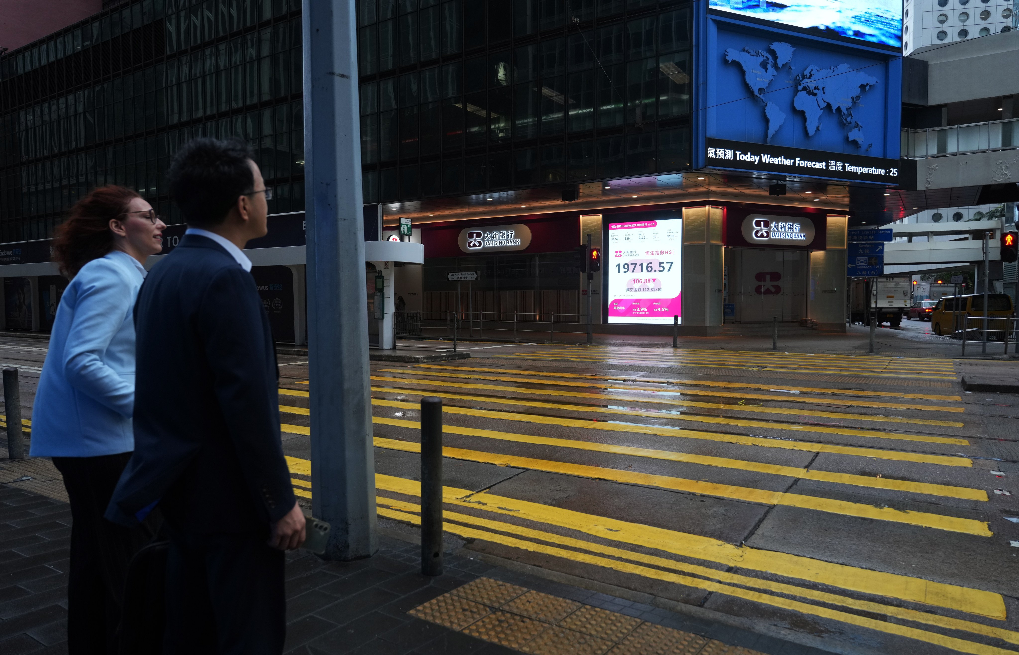 An electronic monitor displays the Hang Seng Index. The benchmark has lost 15 per cent since reaching a recent high in October. Photo:  Sam Tsang