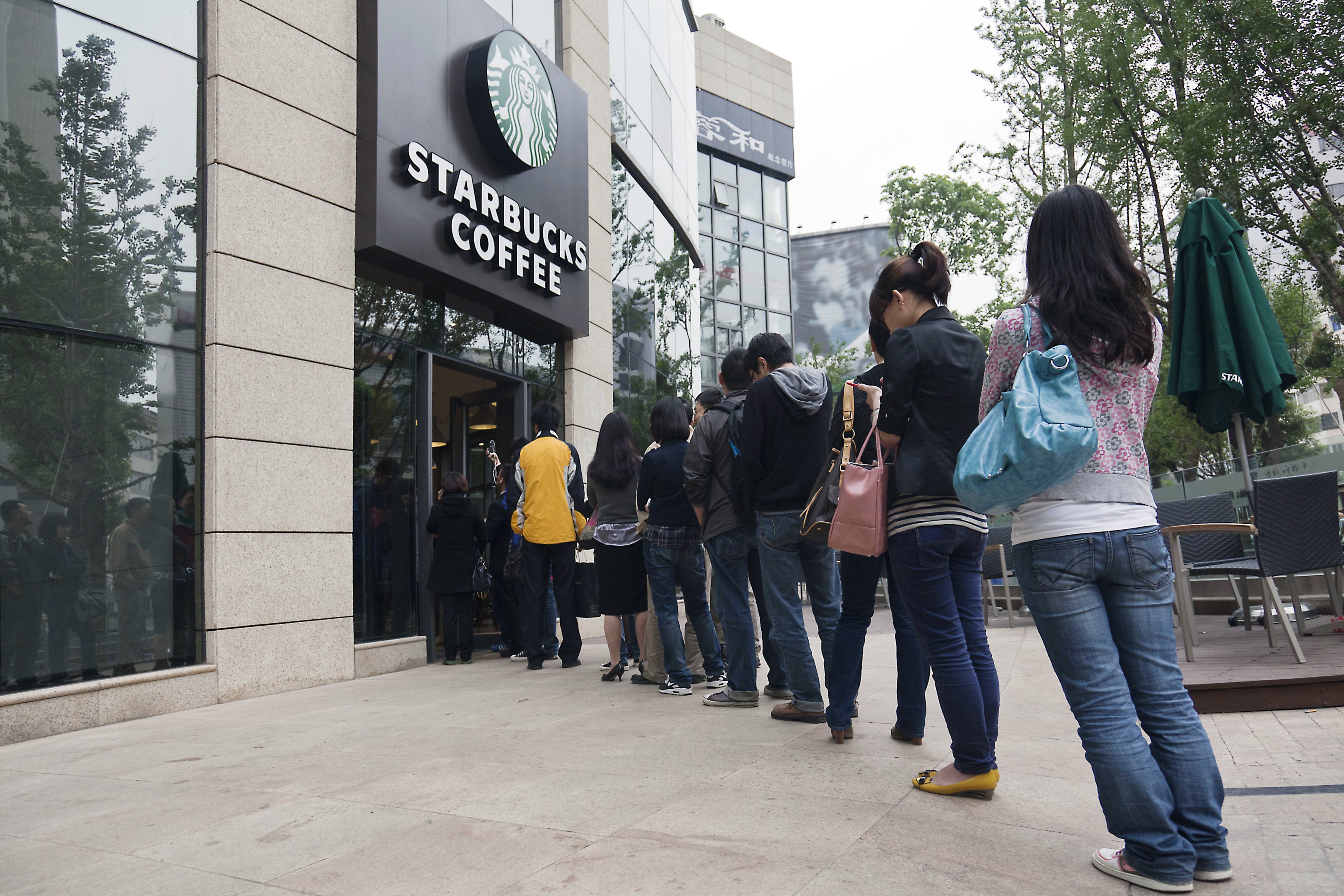 A queue at a Starbucks cafe in Kunming city, in Yunnan province on 28 April 2011. Photo: ImagineChina.