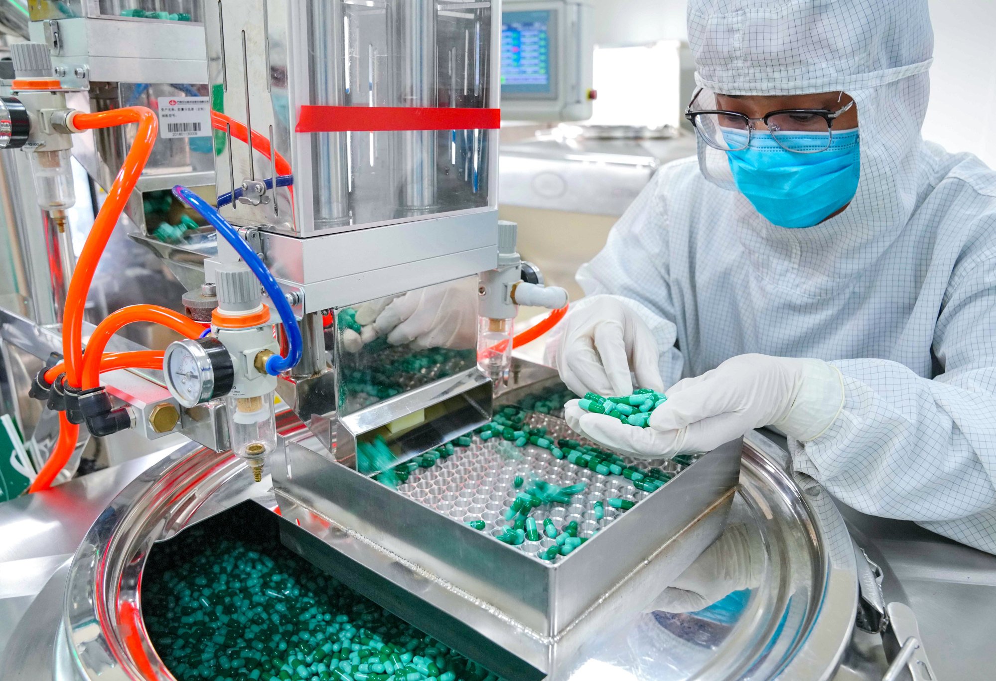 An employee of Shijiazhuang Yiling Pharmaceutical works on a production line on November 4, 2021. Photo: Xinhua