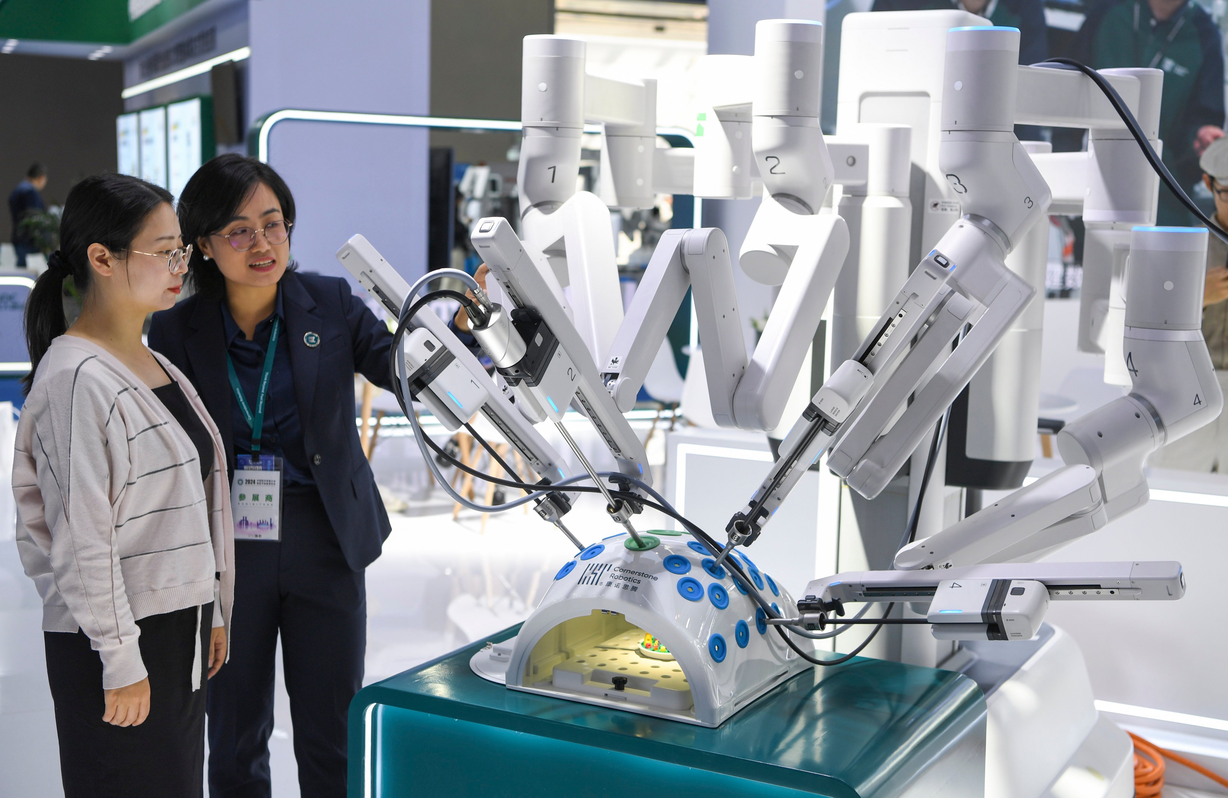 A robotic surgical system is displayed during the 2024 China Medical Equipment Conference in southwest China’s Chongqing Municipality on March 29, 2024. Photo: Xinhua