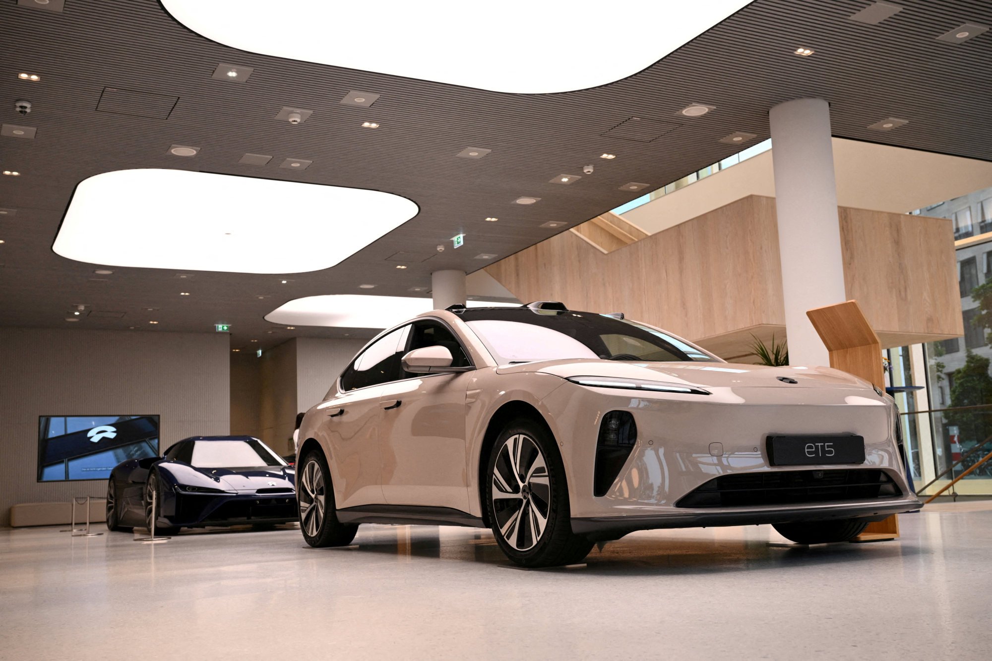 A Nio ET5 sedan and EP9 sports car are pictured at a showroom in Berlin on August 17, 2023. Photo: Reuters