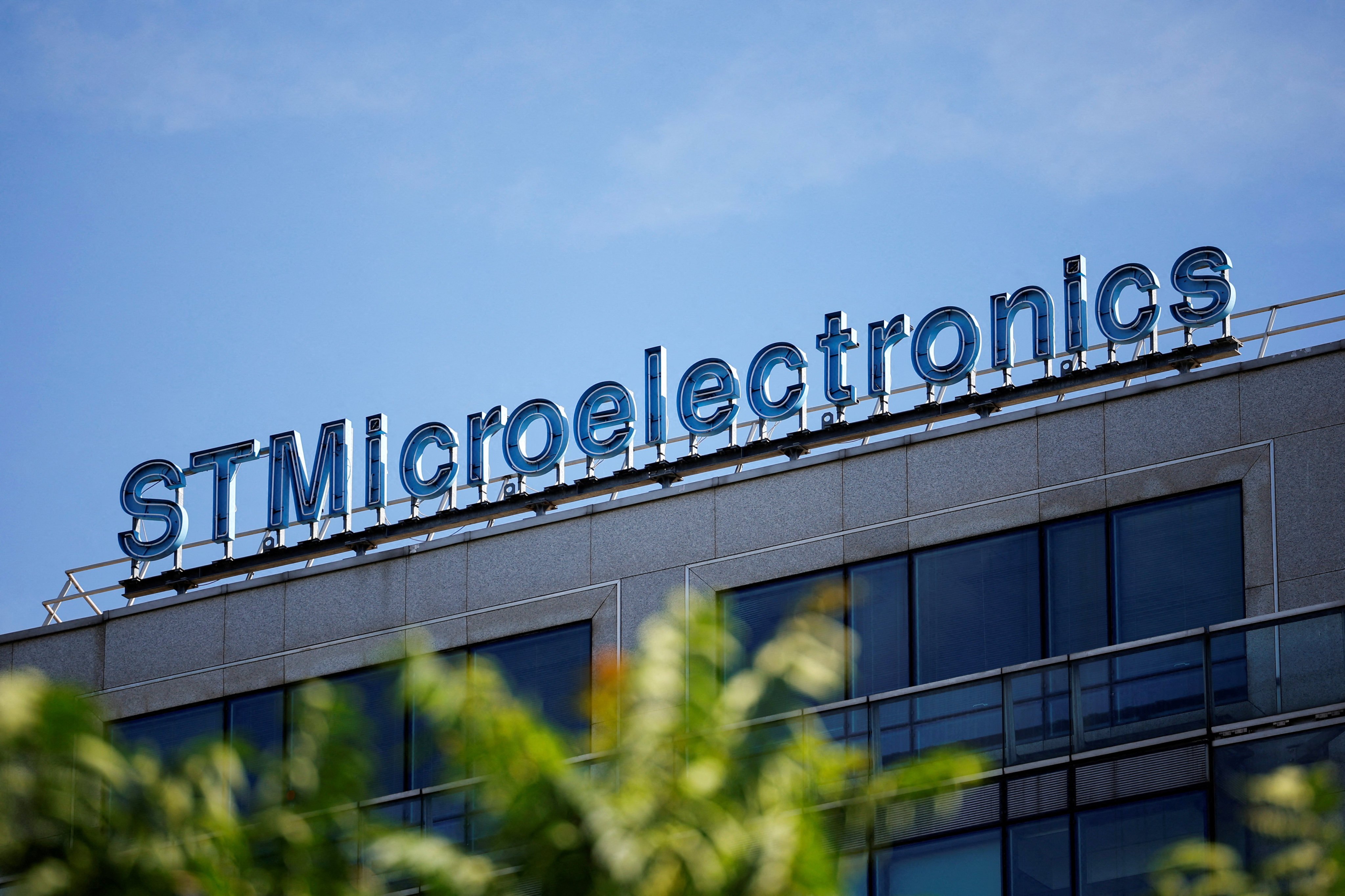 The logo of STMicroelectronics is seen outside the company building in Montrouge, near Paris, France, July 12, 2022. Photo: Reuters