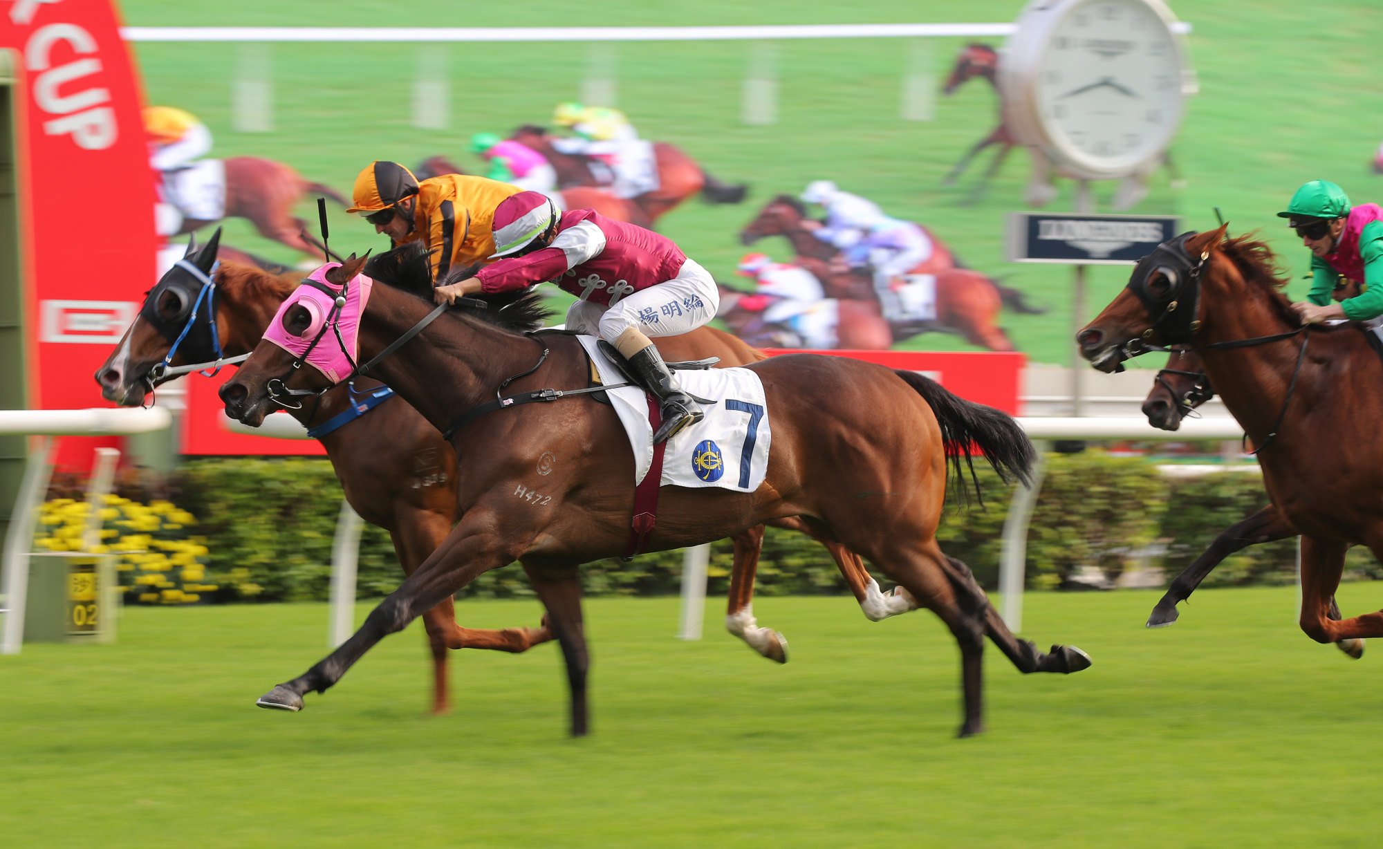 Matsu Victor (outside) outmuscles Flying Luck in a tight finish at Sha Tin.