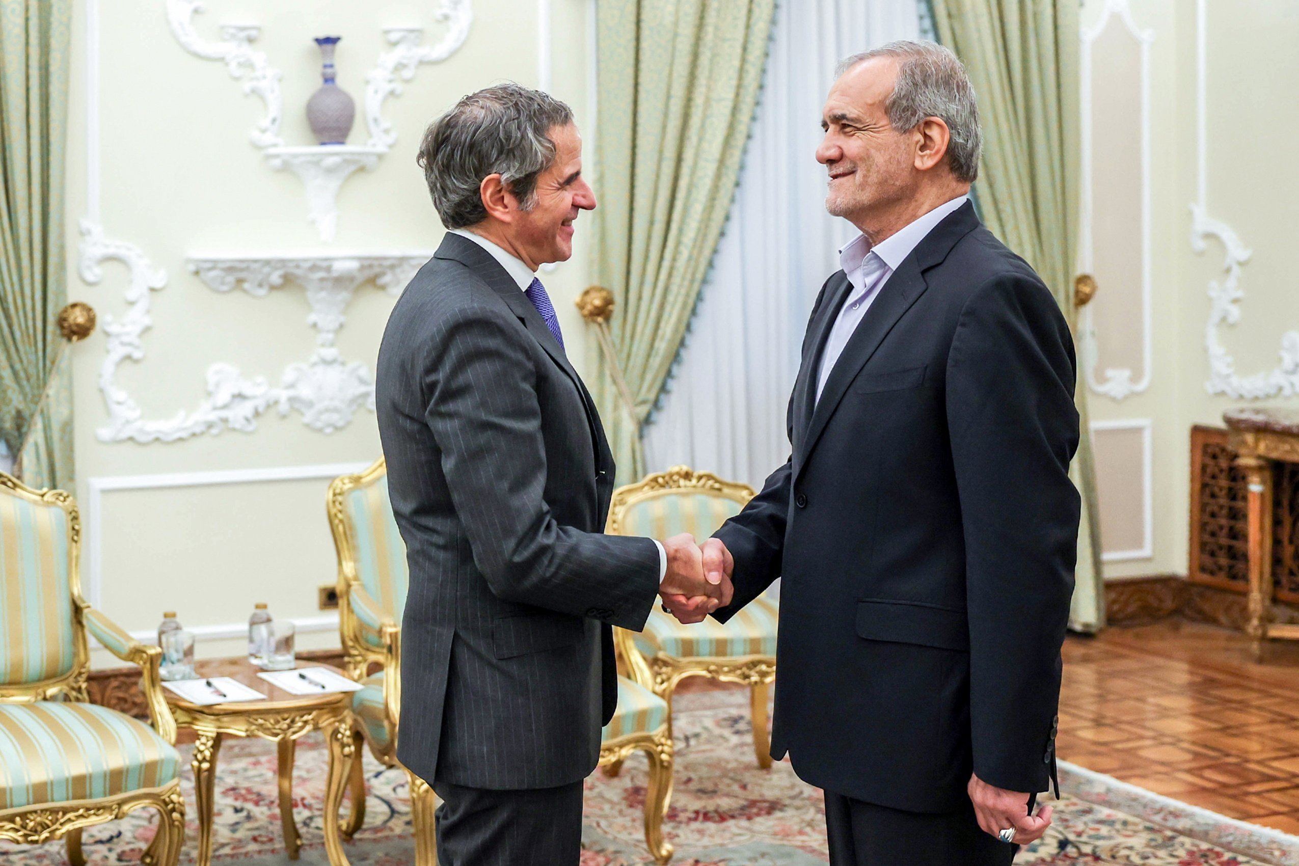 Iranian President Masoud Pezeshkian (right) meeting with International Atomic Energy Agency (IAEA) Director General Rafael Mariano Grossi (left) in Tehran, Iran, on November 14. Photo: EPA-EFE