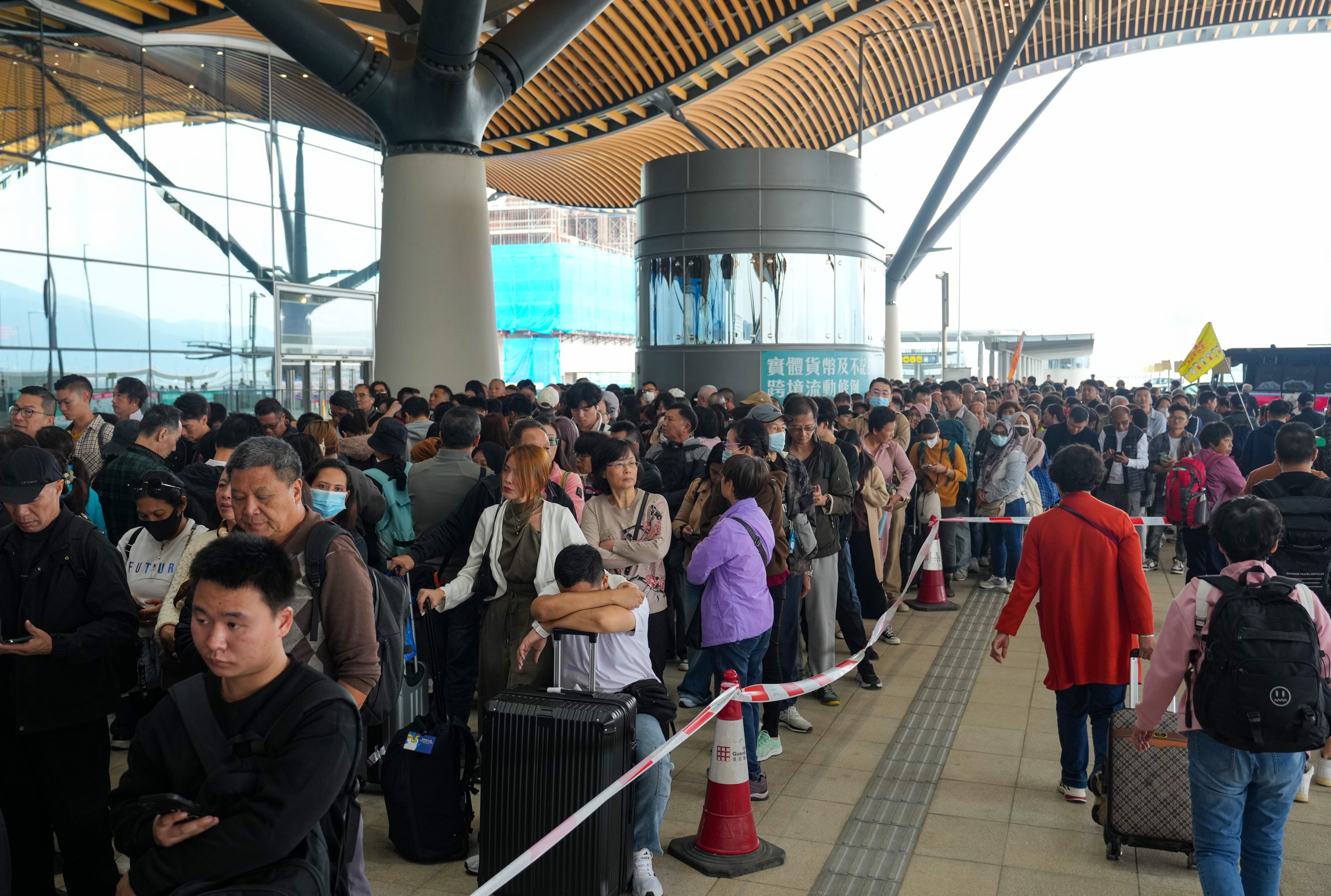 Long queues formed at the Hong Kong port. of the mega bridge while cross-border services were suspended. Photo:  Sam Tsang