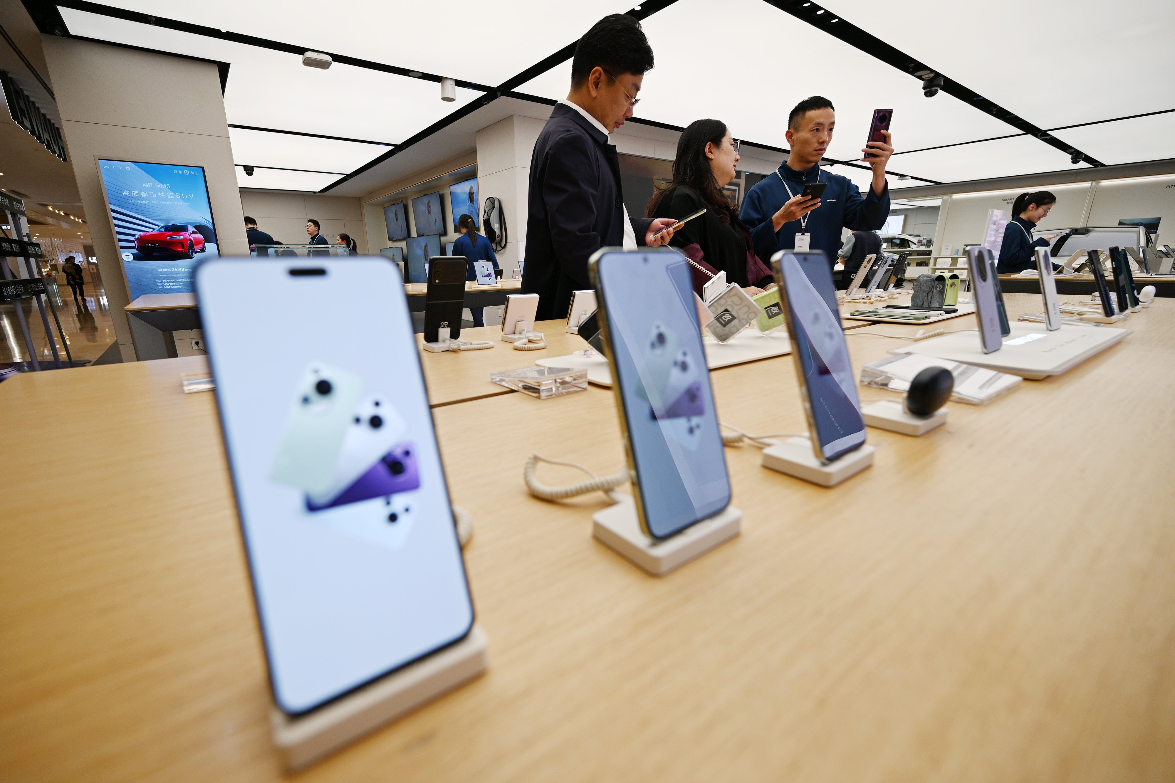 Customers try out smartphones at a Huawei store in Nanjing, East China’s Jiangsu province, November 1, 2024. Photo: CFOTO/Future Publishing via Getty Images