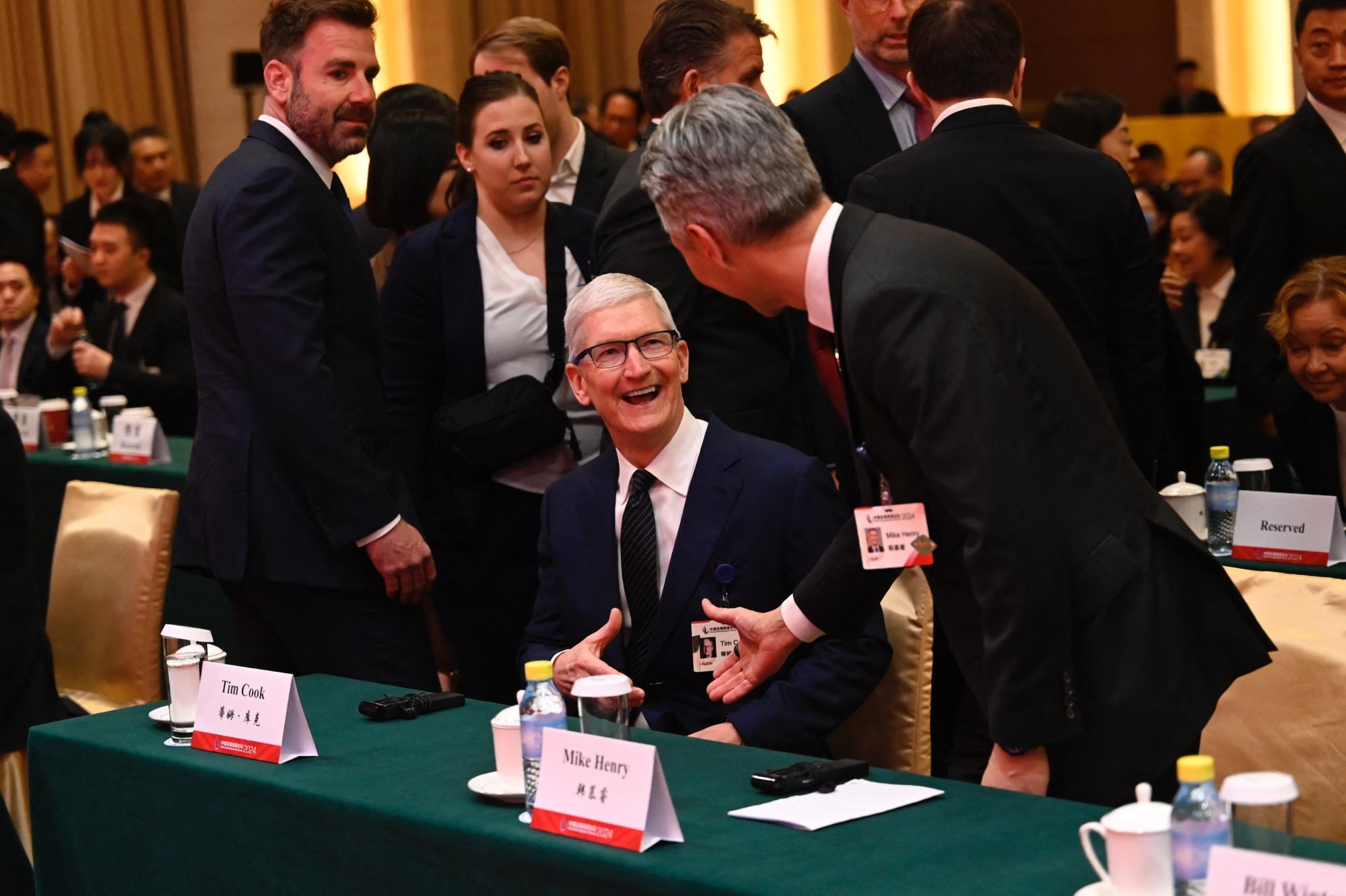 Apple CEO Tim Cook, center, attends the China Development Forum in Beijing,  March 24. AFP-Yonhap