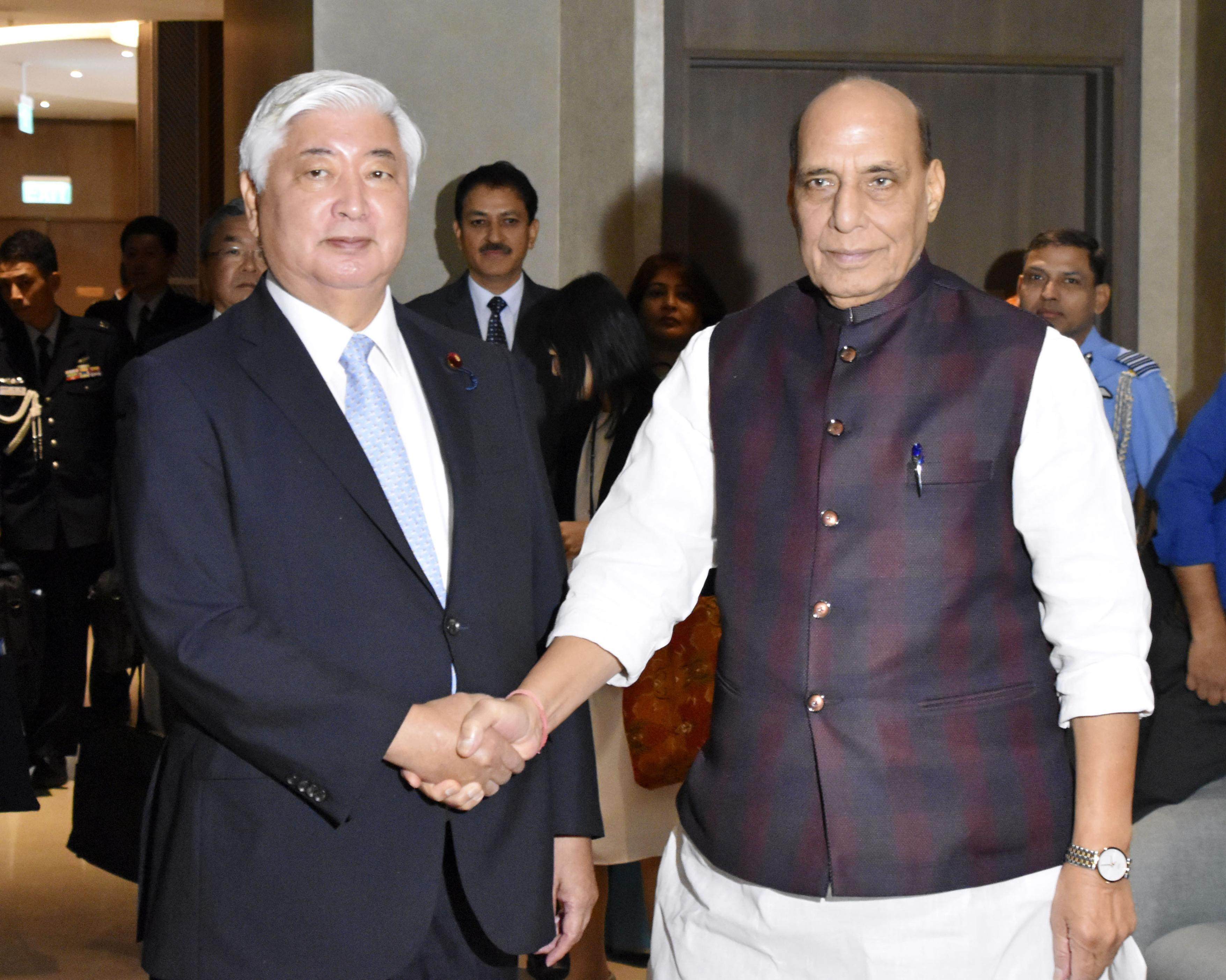 Japanese Defence Minister Gen Nakatani (left) shakes hands with his Indian counterpart Rajnath Singh ahead of their talks in Vientiane, Laos, on November 22. Photo: Kyodo