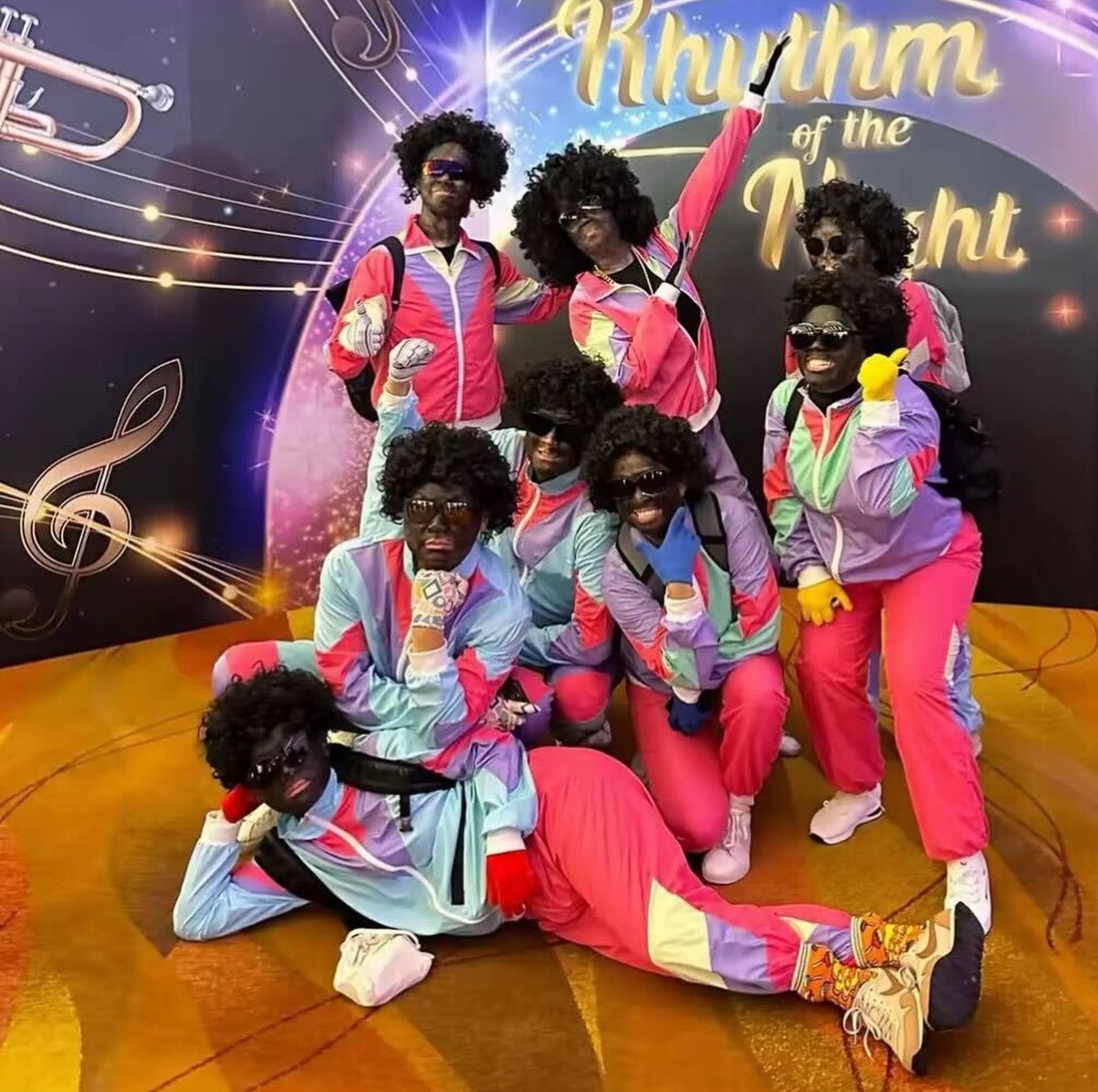 Eight persons attended a company event wearing afro wigs and black-painted faces. Photo: summer88959/TikTok