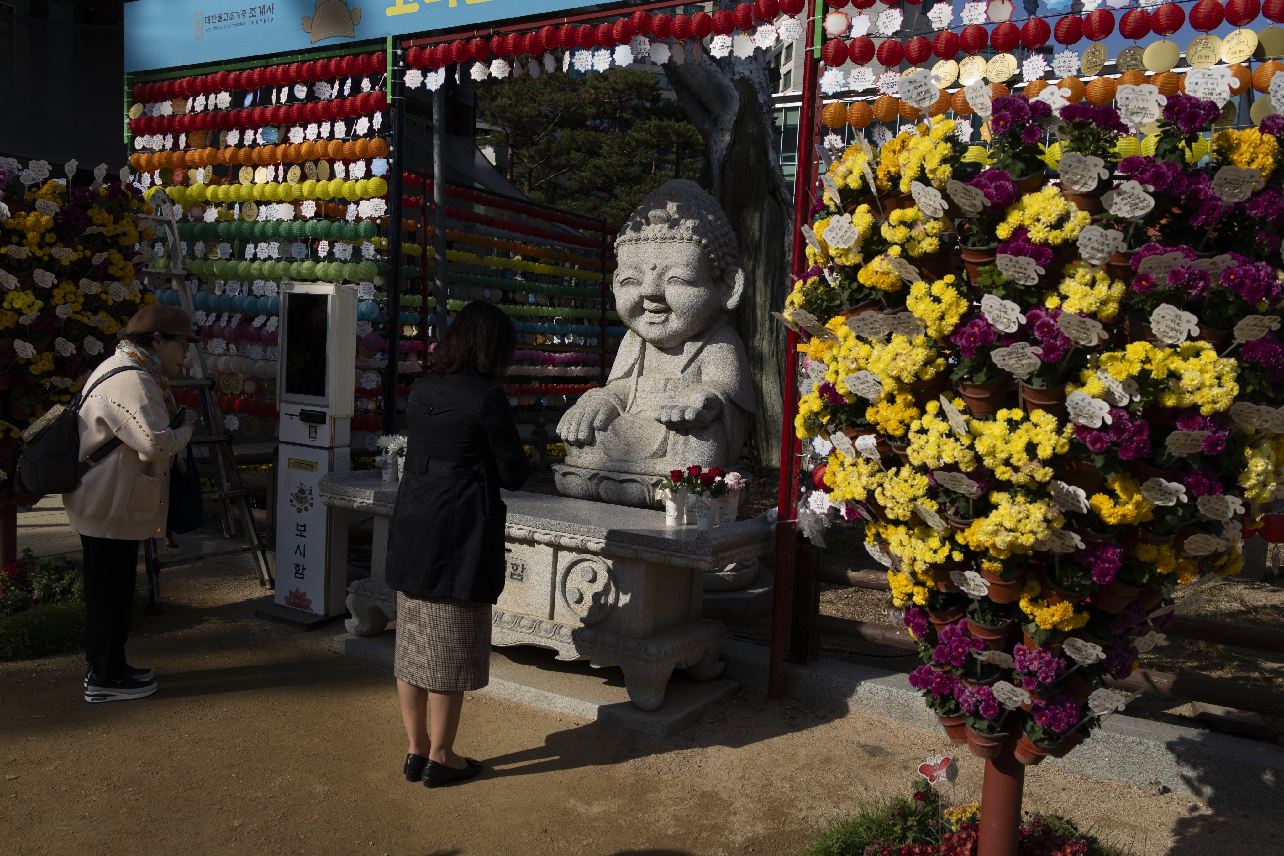 South Korean parents turn to prayer and rituals for their children’s success on the ”Suneung” exam. Photo: EPA-EFE