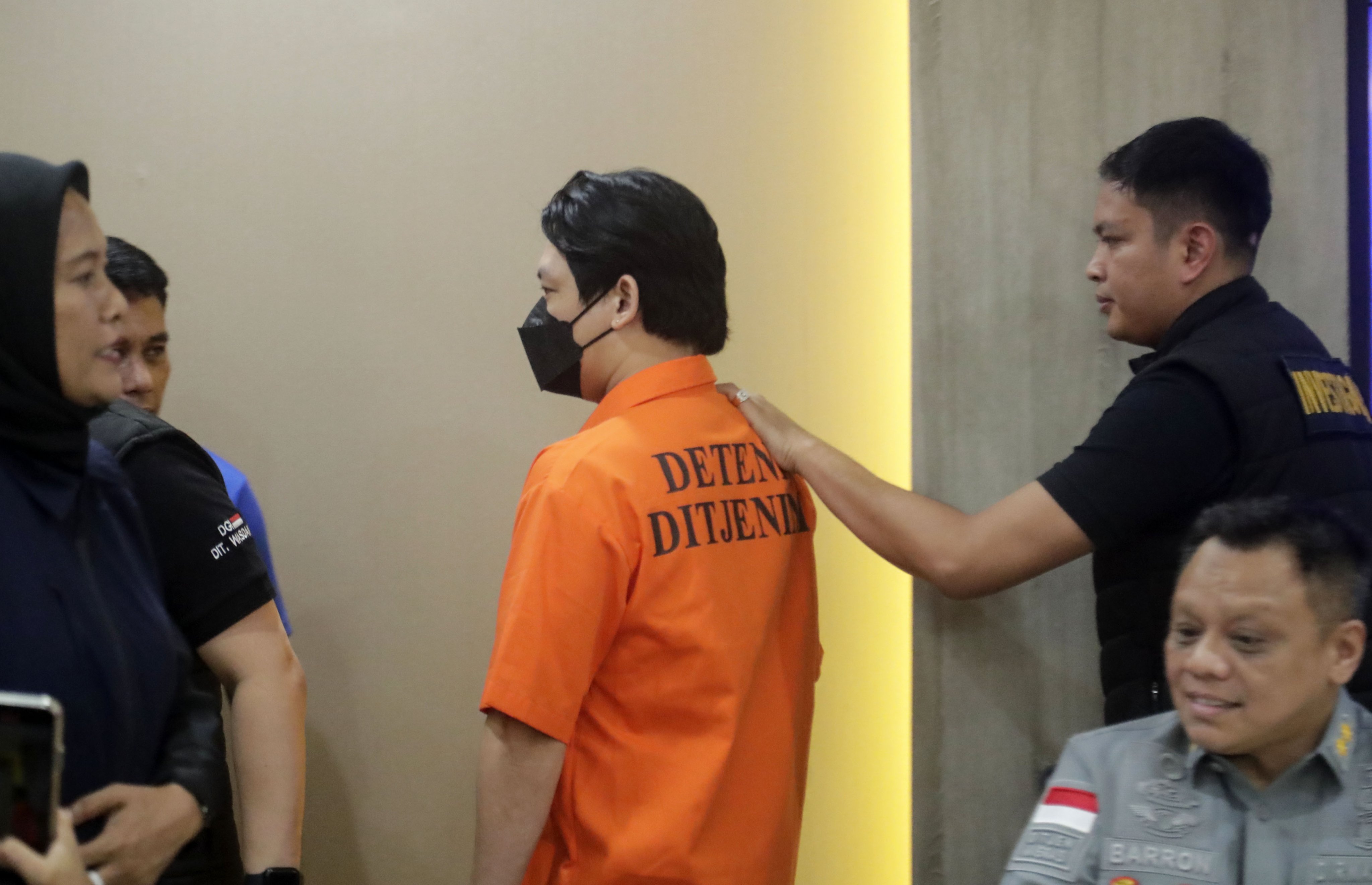 Filipino fugitive Hector Aldwin Pantollana is escorted by Indonesian Officers as he leaves the room during a press conference in Jakarta, Indonesia, on November 26. Photo: EPA-EFE/