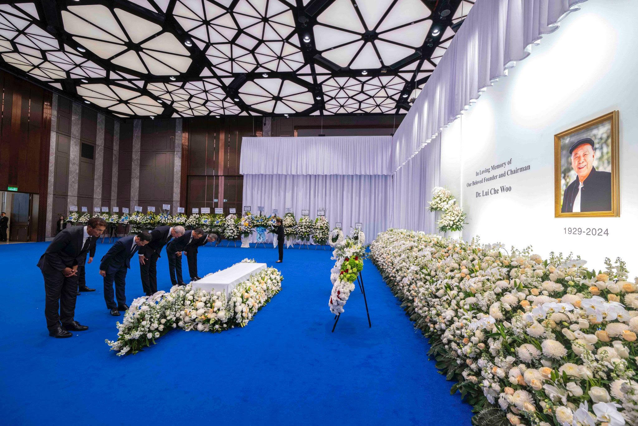 Businessmen, government officials and family friends pay tribute to Lui Che-woo at a memorial in Macau on November 27. Photo: Yulu Ao