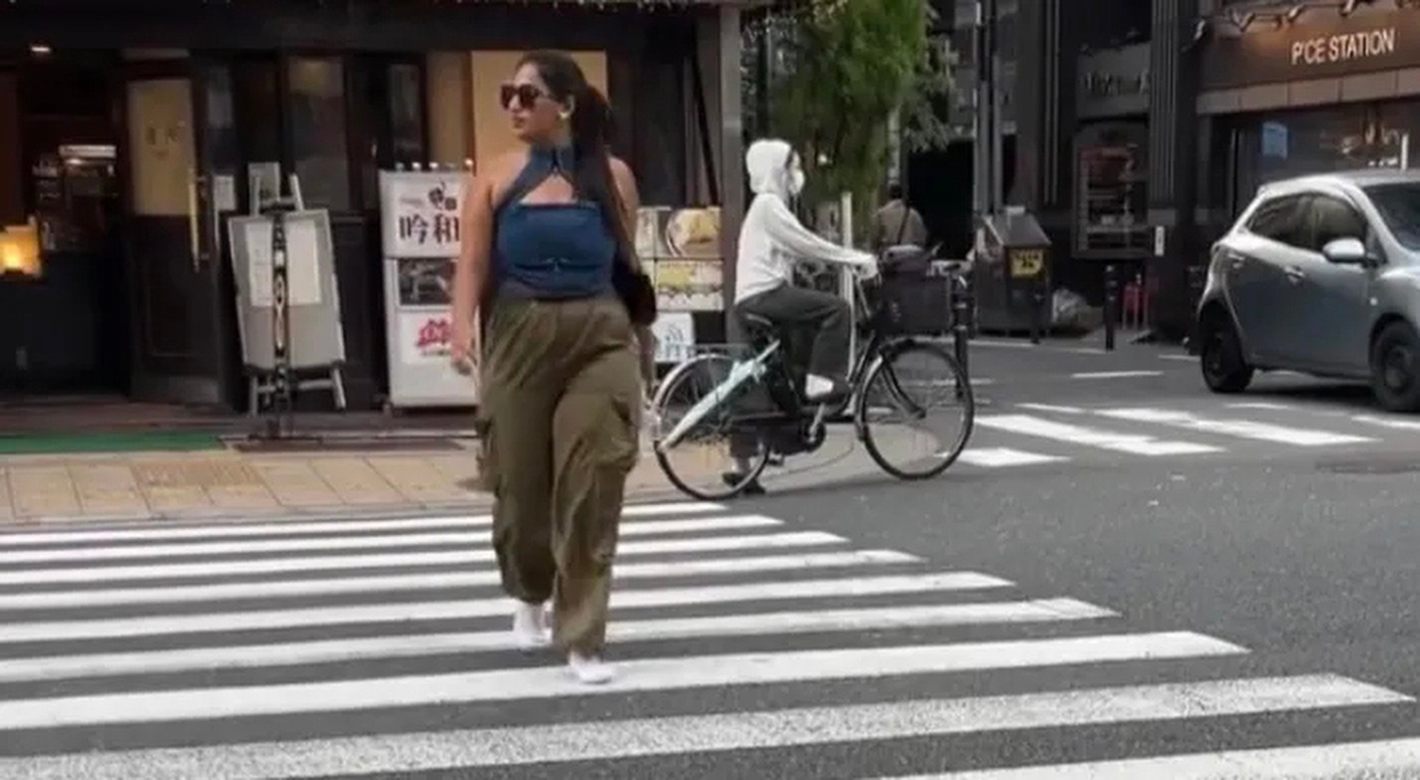 Jain bought white socks, removed her shoes, and walked along busy streets, surprisingly keeping them clean. Photo: QQ.com