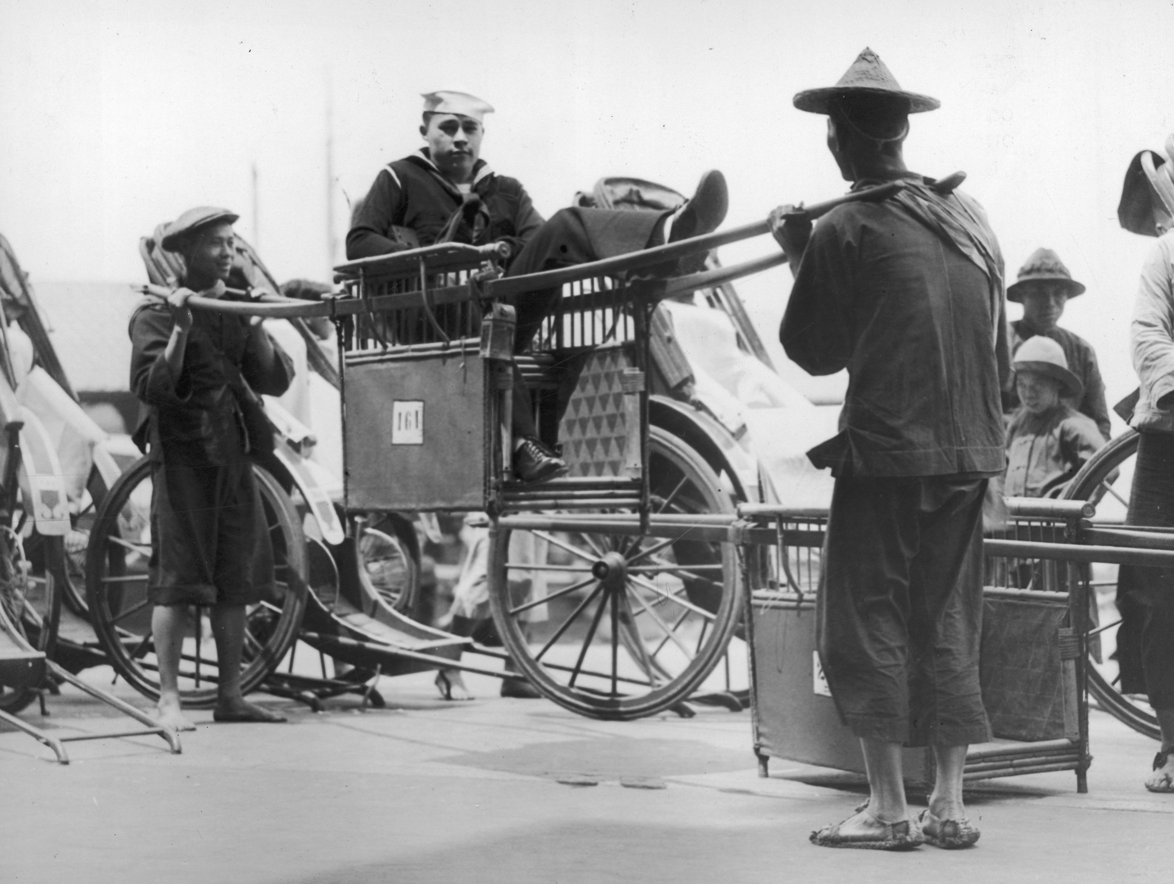 A US sailor sits in a sedan chair in Hong Kong in the 1930s. Such rides were recommended to tourists in the Chinese Nationalist government’s publication ‘Tourists Guide: The Colony of Hong Kong and Vicinity’ from the era. Photo: Getty Images
