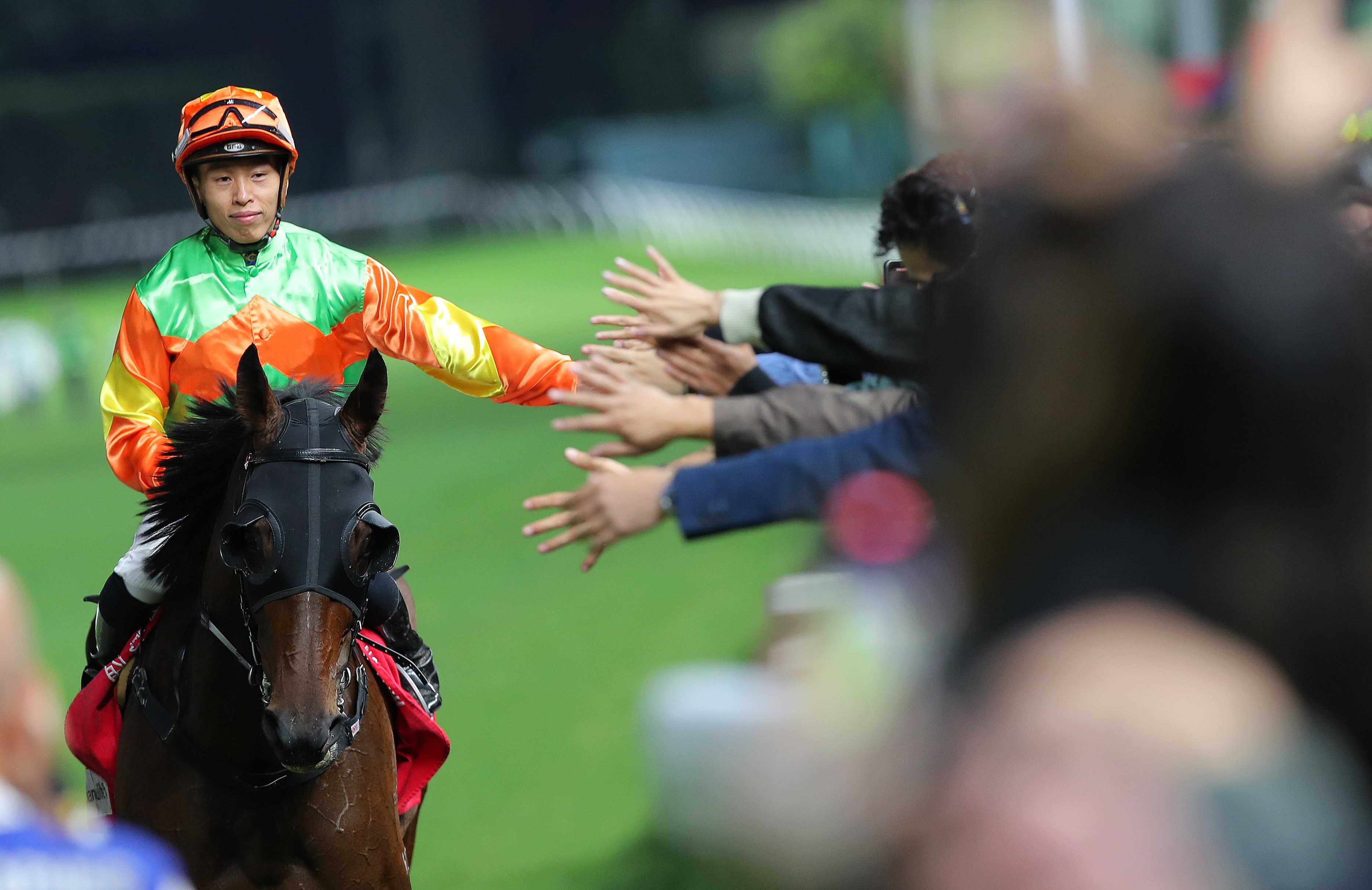 Vincent Ho celebrates his 600th Hong Kong winner with fans. Photo: Kenneth Chan