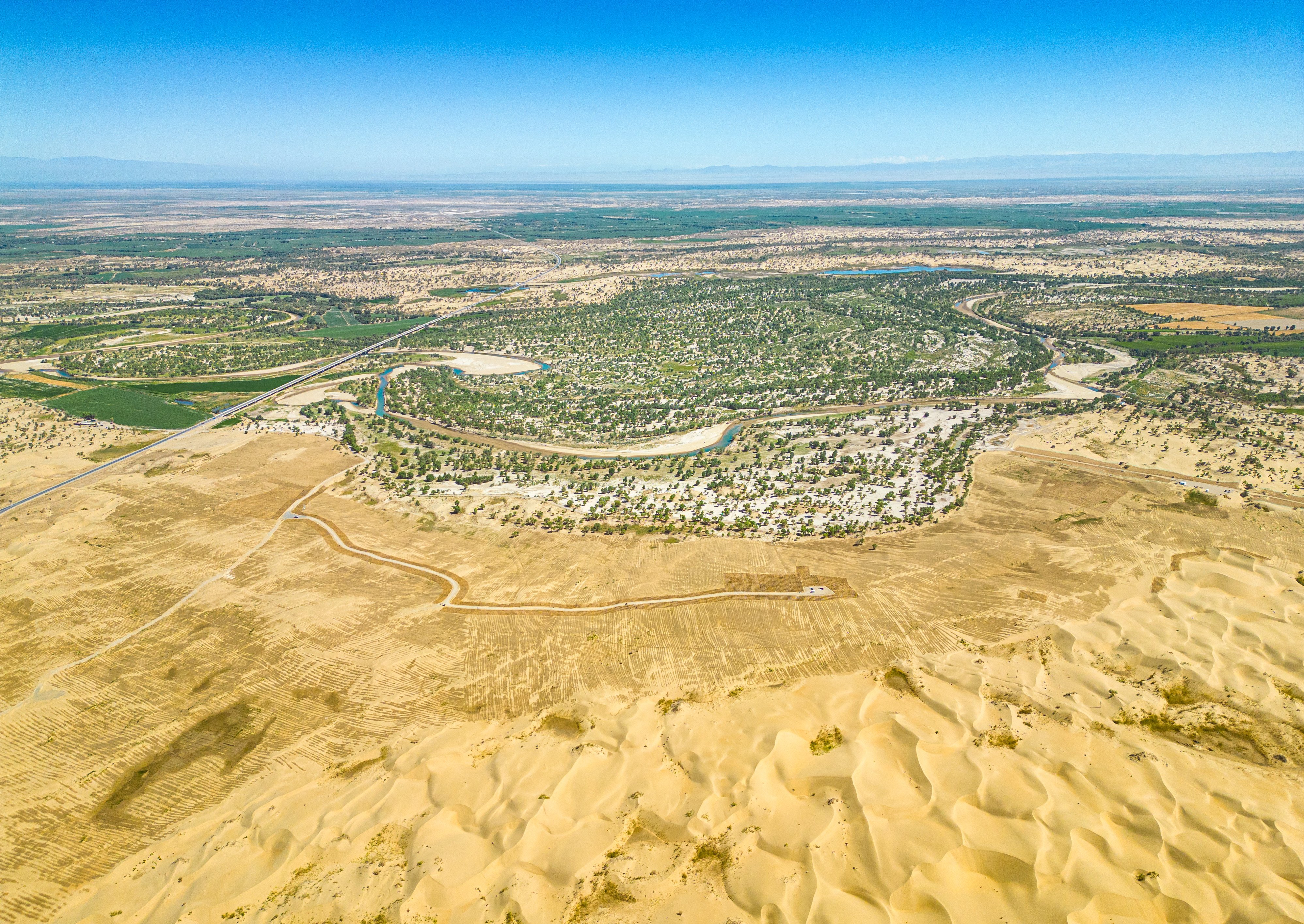 China has construction a vast green belt of salt-tolerant, drought-resistant plants to combat desertification in the Xinjiang region. Photo: CFOTO/Future Publishing via Getty Images