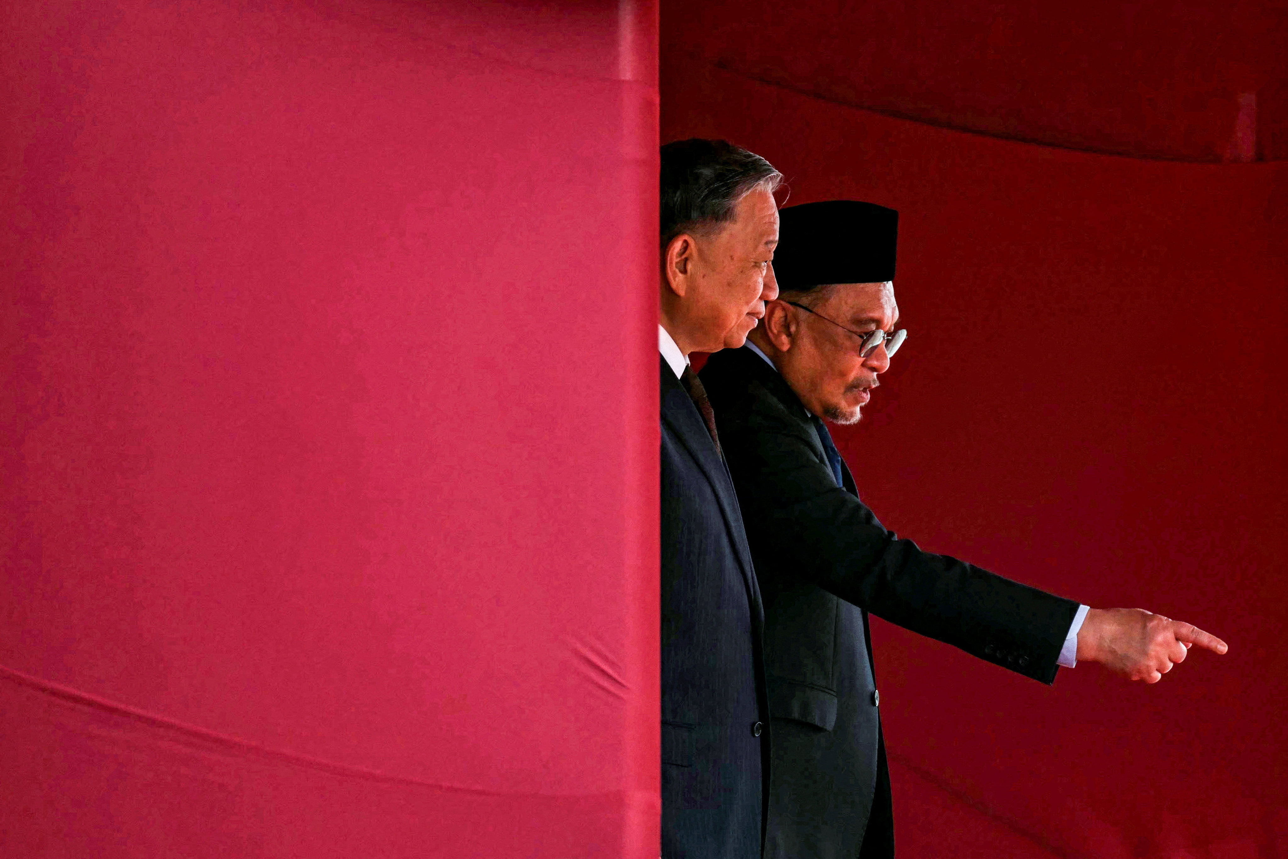 Vietnam’s Communist Party chief To Lam and Malaysian Prime Minister Anwar Ibrahim during a welcoming ceremony in Kuala Lumpur on November 21. Photo: Reuters