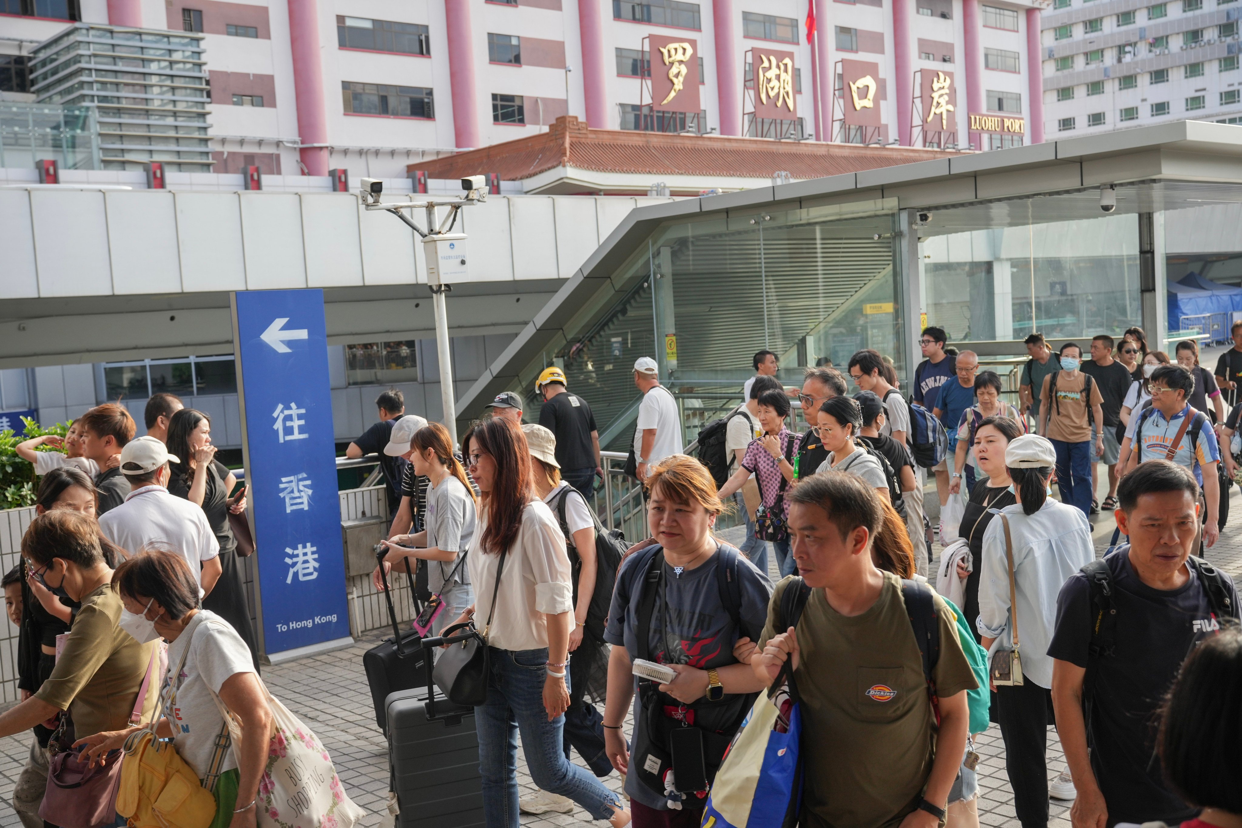 Travellers head to Hong Kong from Shenzhen. Photo: May Tse