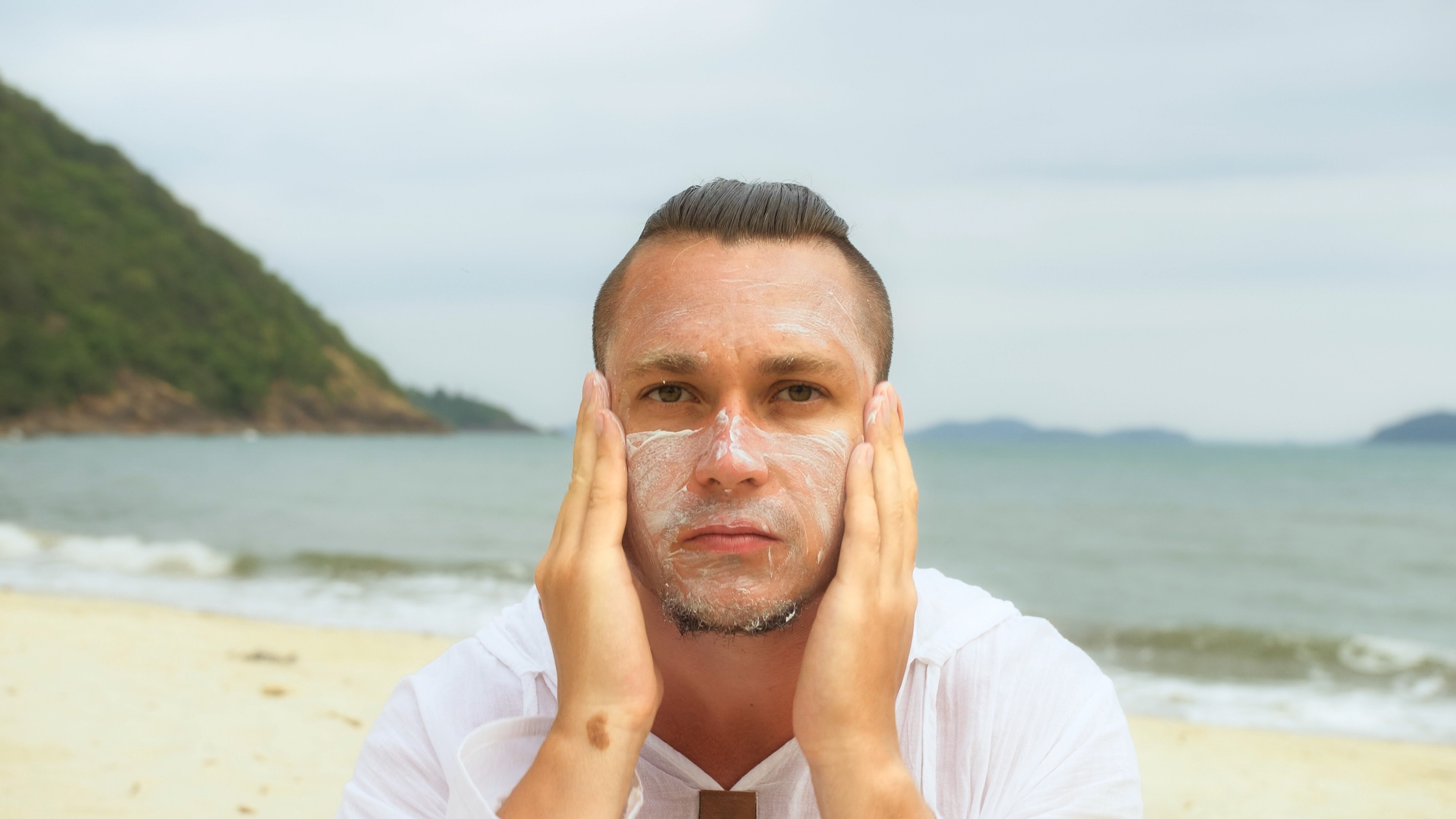 Man applies sun block. Skin cancer sites are known to release volatile organic compounds – organic chemicals which easily evaporate. Photo: Shutterstock