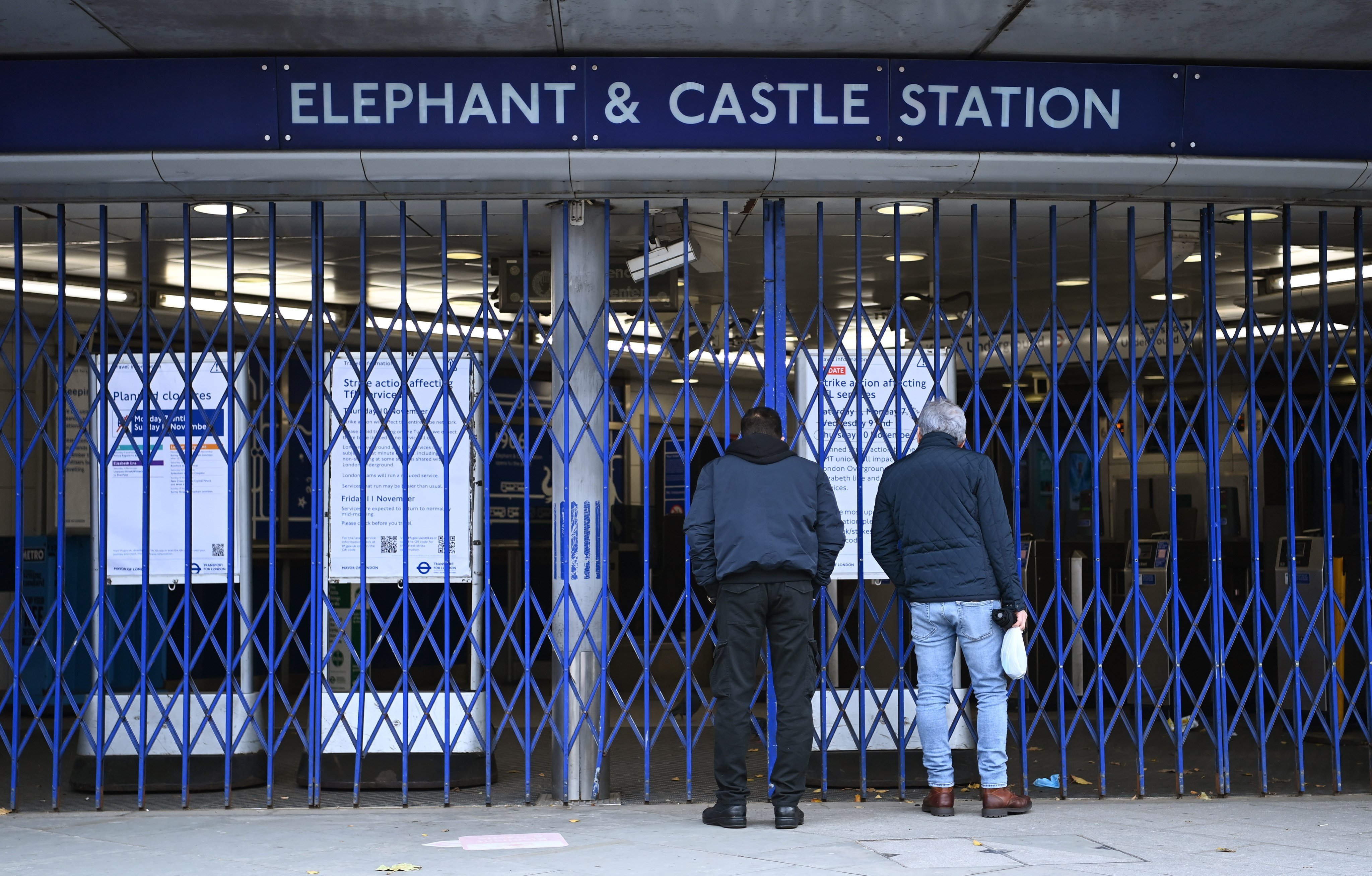 Commuters outside a closed underground station in London on November 10, 2022, after Tube workers went on strike over pay and pensions. Photo: EPA-EFE