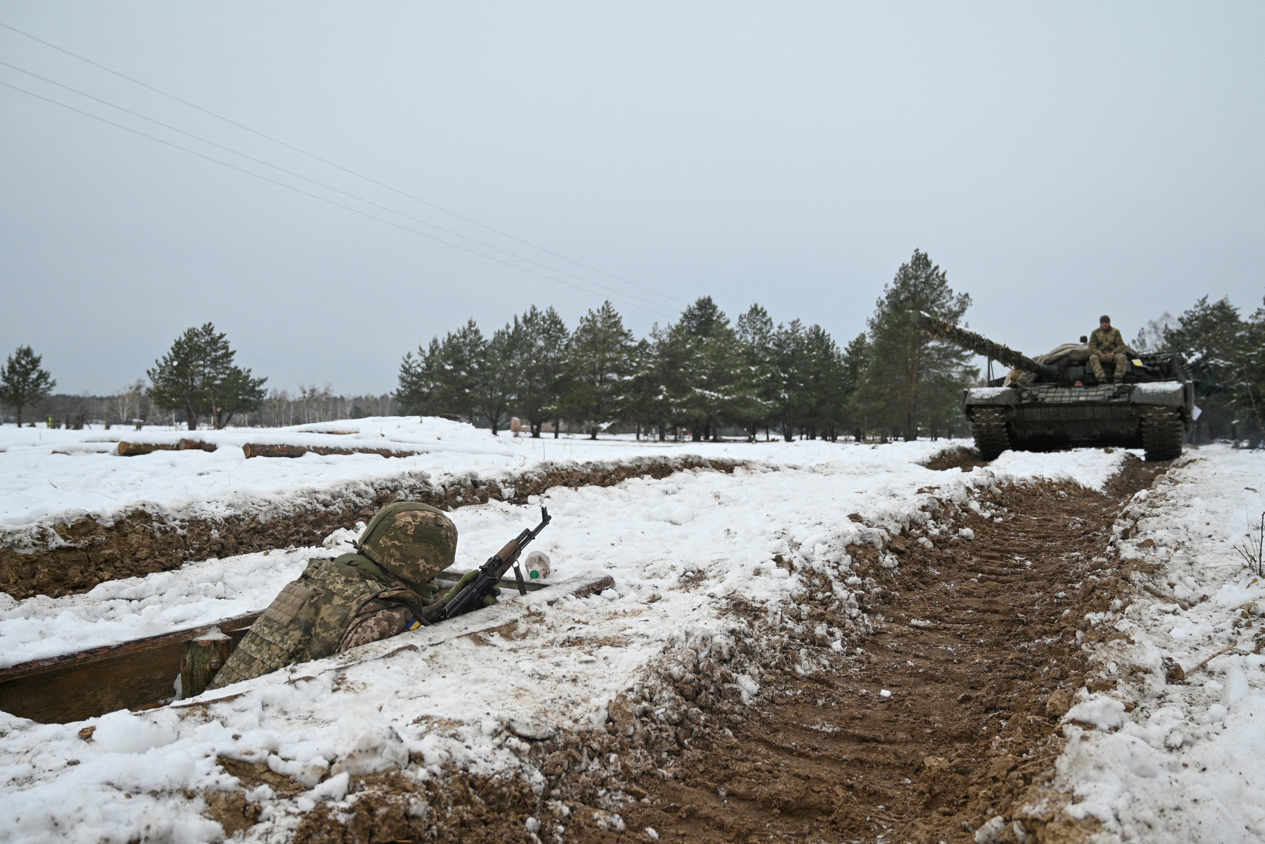 Ukrainian service members attend military exercises in the Chernihiv region on November 22. Photo: Reuters