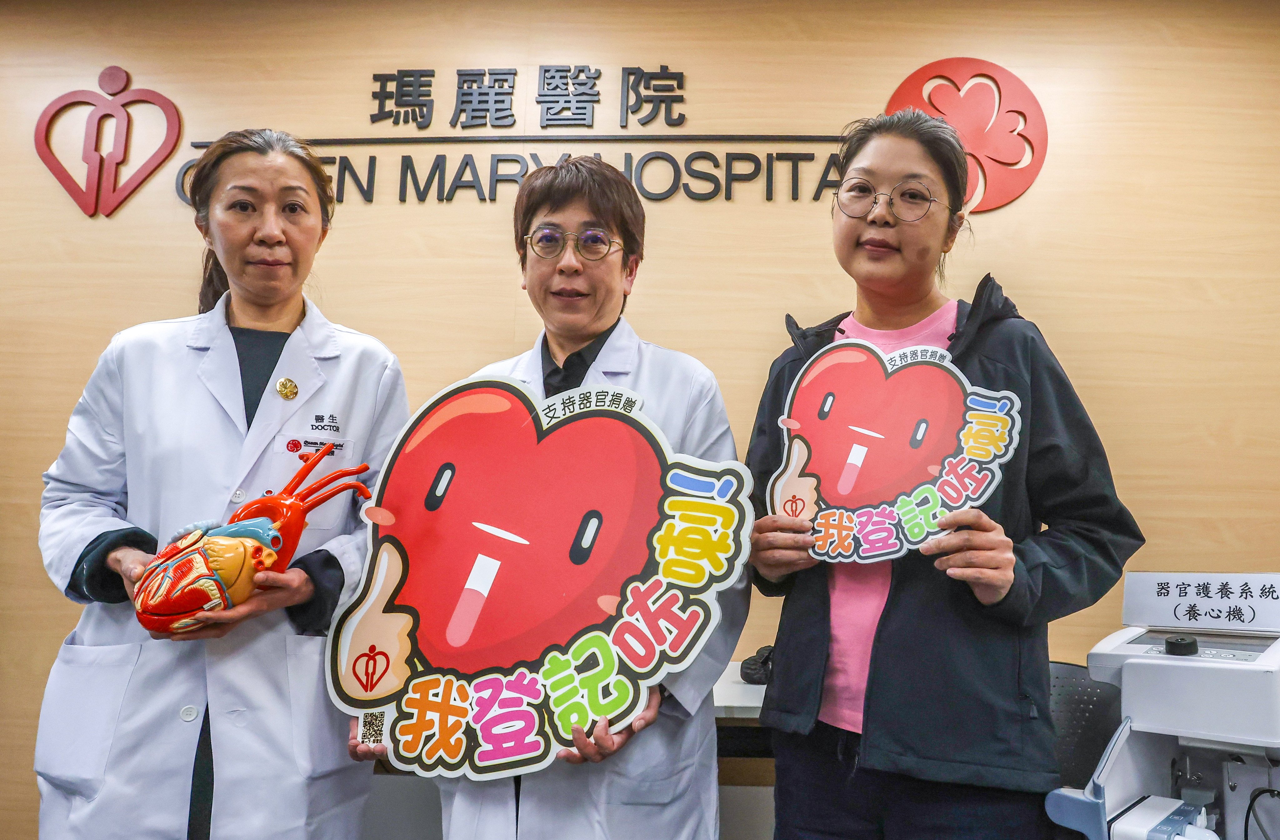 (From left) Cally Ho, surgery chief of service at Queen Mary Hospital’s department of cardiothoracic surgery, and Grantham Hospital consultant Katherine Fan with patient Ms Fung. Photo: Jonathan Wong