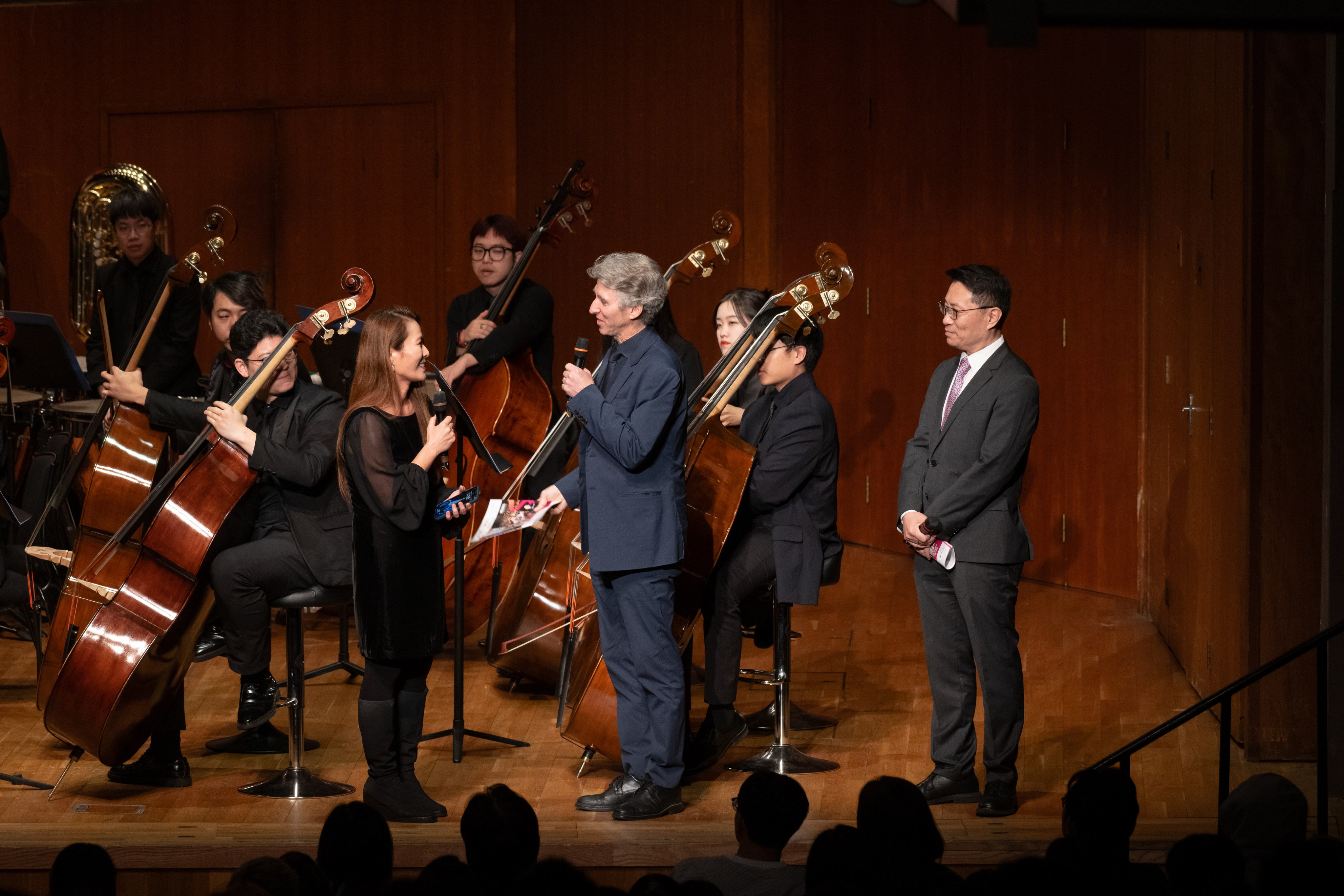 Michelle Kim, founder and artistic director of Hong Kong Generation Next Arts, interviews Damian Woetzel, president of The Juilliard School (middle), as Wei He, chief executive and artistic director of The Tianjin Julliard School looks on, ahead of the Tianjin Juilliard Orchestra recent performance in Hong Kong. Photo: George Wong