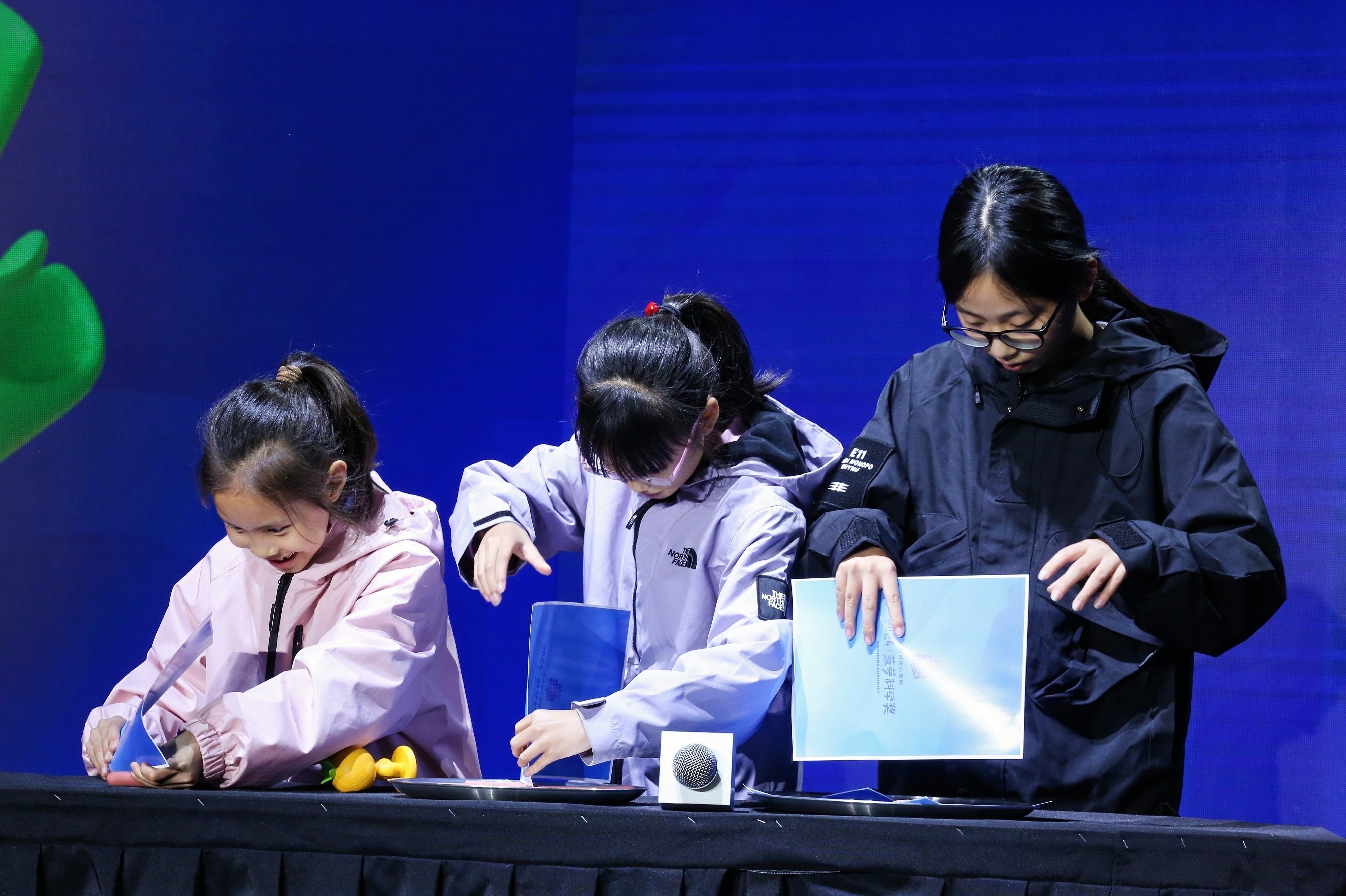 Young audiences conduct scientific experiments at the annual Pineapple Science Award in Hangzhou, the capital of east China’s Zhejiang Province. Photo: Xinhua