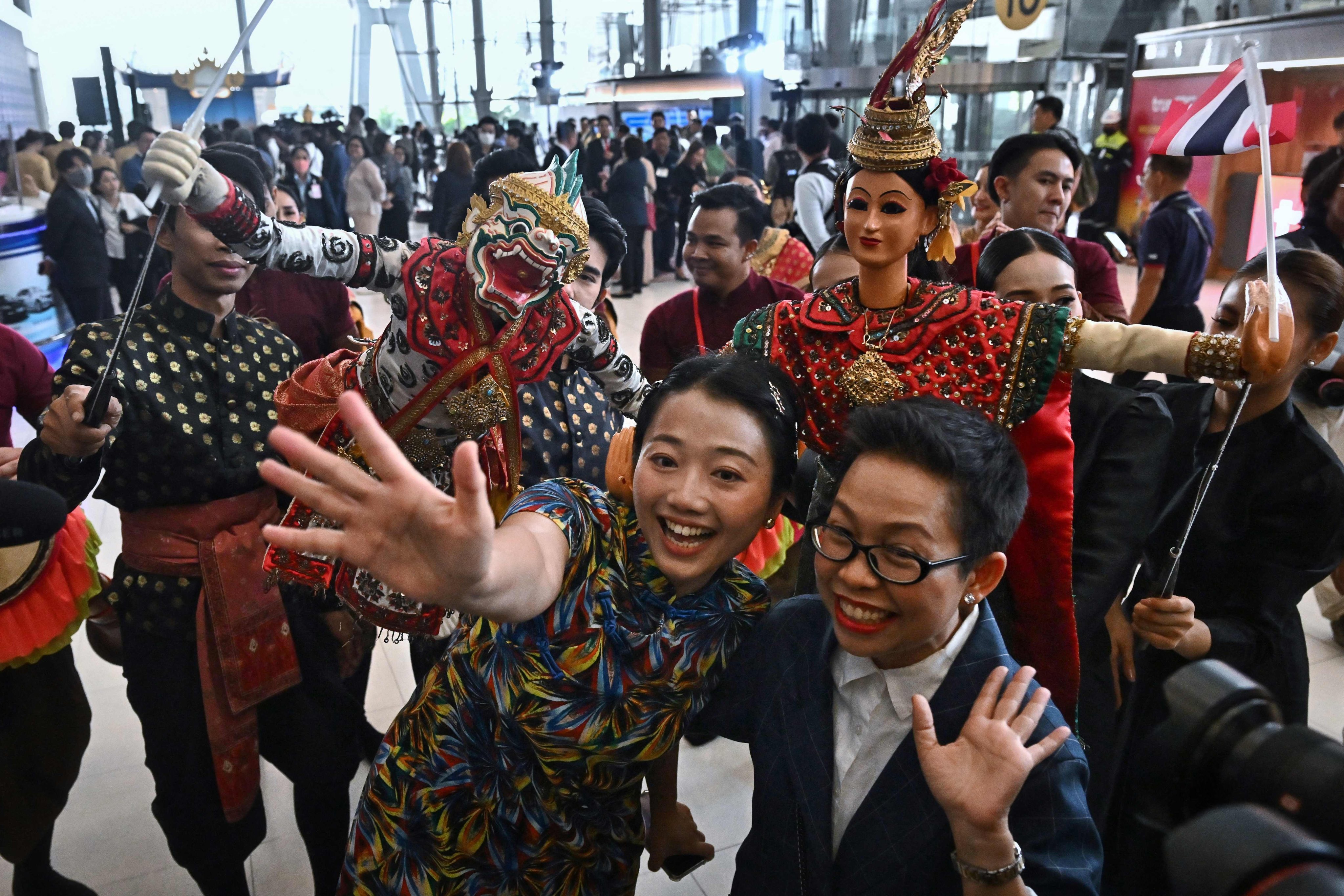 Chinese tourists are greeted by Thai dancers at the arrivals gate at Suvarnabhumi International Airport in Bangkok on September 25, 2023. Photo: AFP