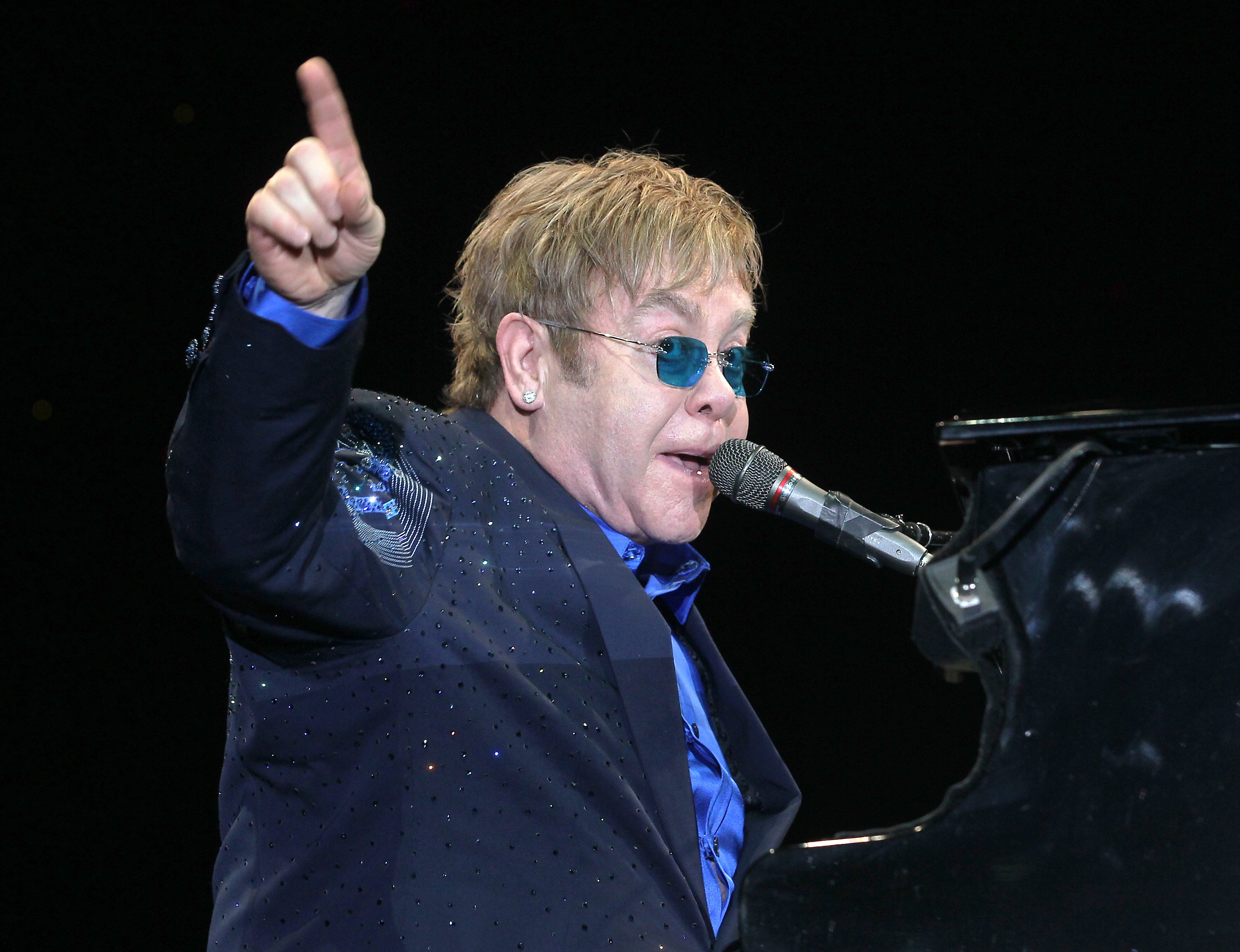 Elton John gestures during his concert at the Hong Kong Convention and Exhibition Centre in 2012. The singer told a London theatre audience he has lost his sight. Photo: K.Y. Cheng