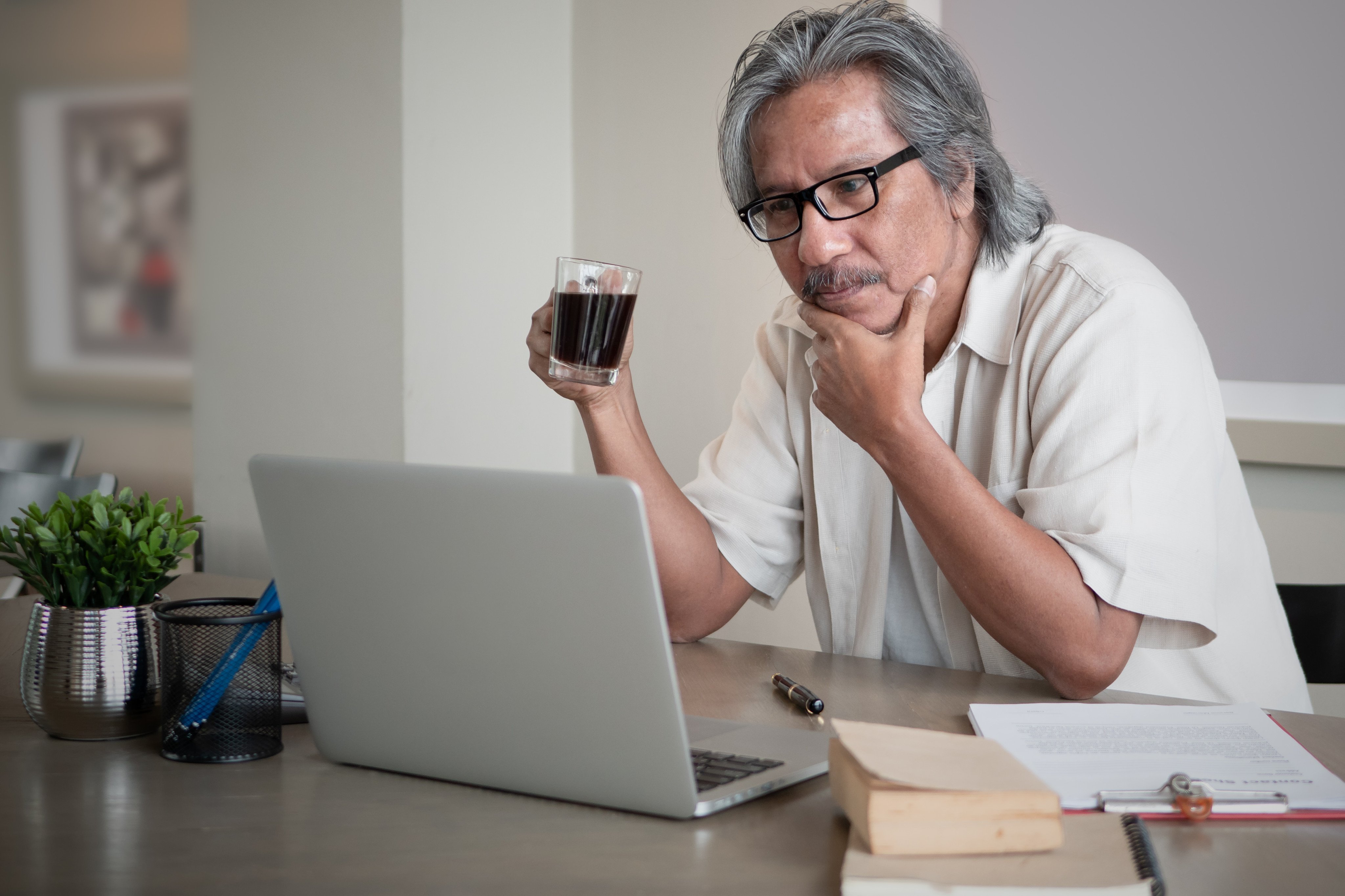 A University of Hong Kong study shows that being online, even if it is only once a week, brings mental health benefits for people over 50. Photo: Shutterstock