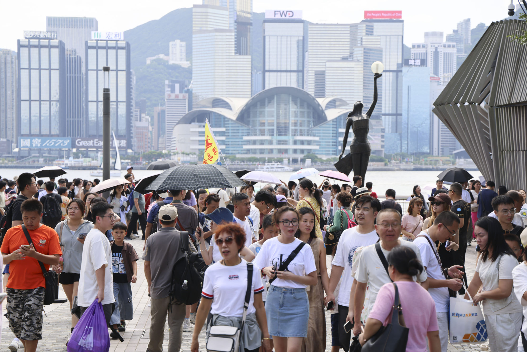 Tourists in Tsim Sha Tsui. What appeared to be suggestions from a top Beijing official on boosting visitor numbers were essentially a series of “indirect criticism” of the tourism minister, political commentator Sonny Lo Shiu-hing said. Photo: Jelly Tse