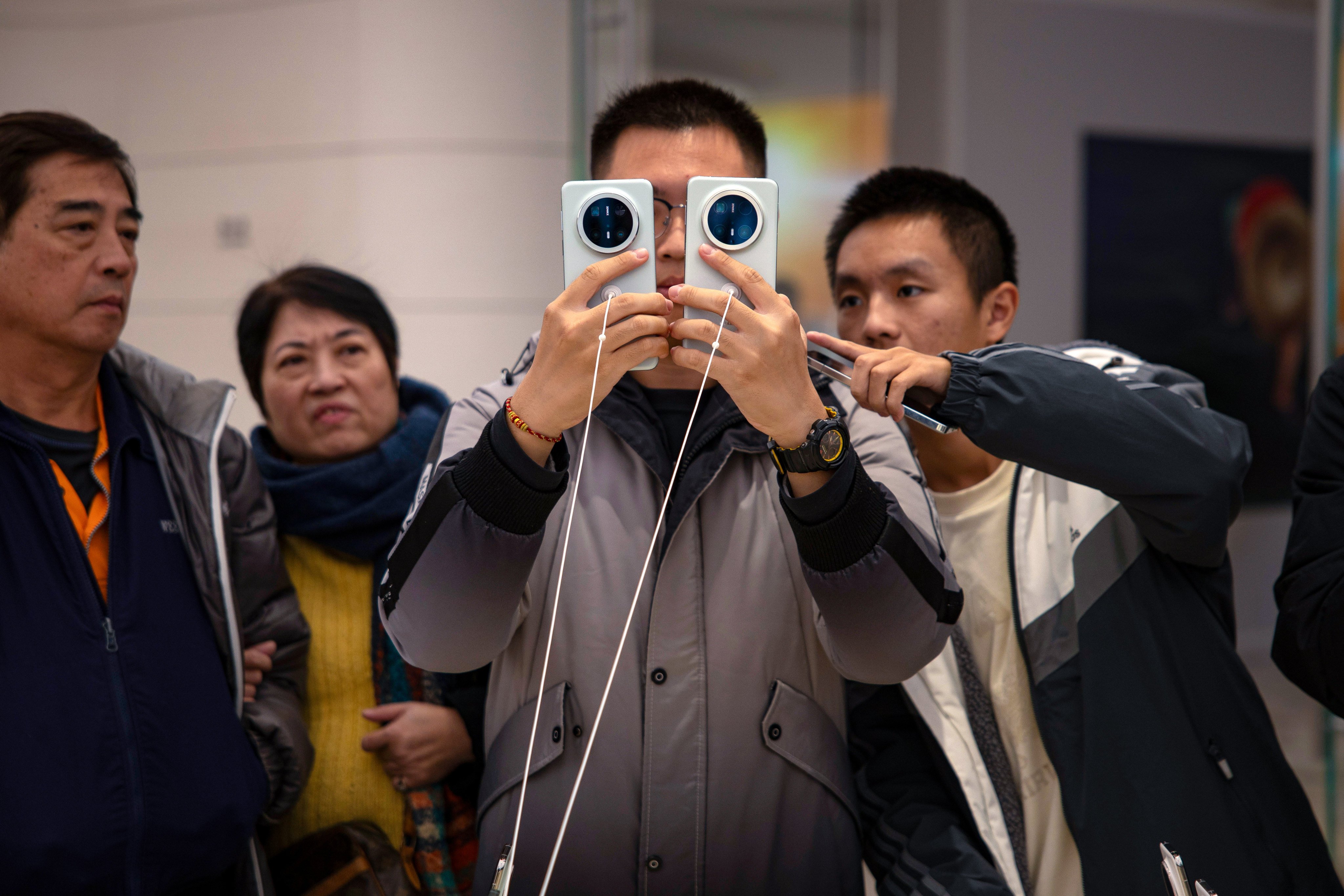 Shoppers look at Huawei smartphones at a store in Beijing, China on November 26. Photo: EPA-EFE 