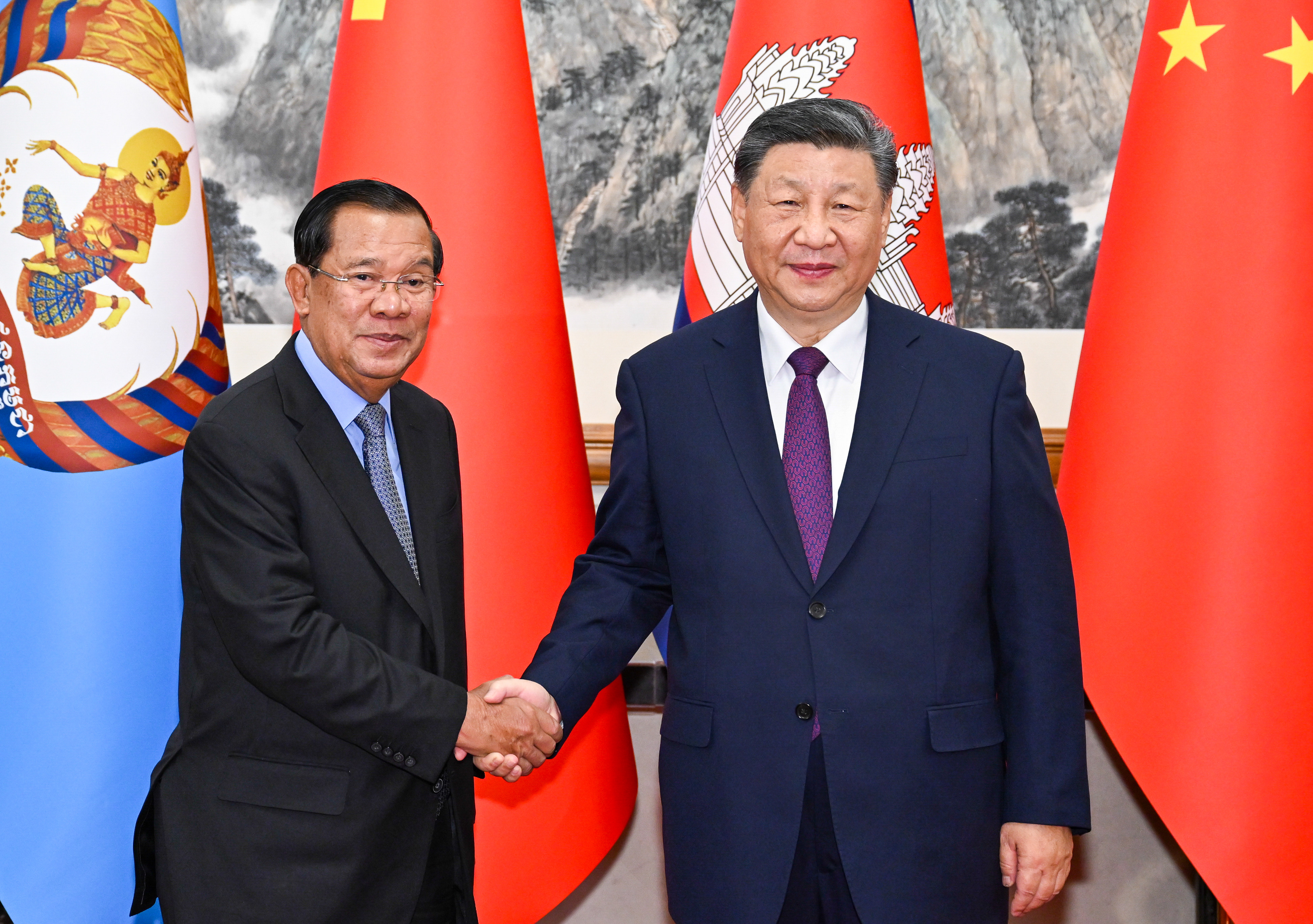 President Xi Jinping (right) shakes hands with Cambodia’s former prime minister, Hun Sen, in Beijing on Tuesday. Photo: Xinhua