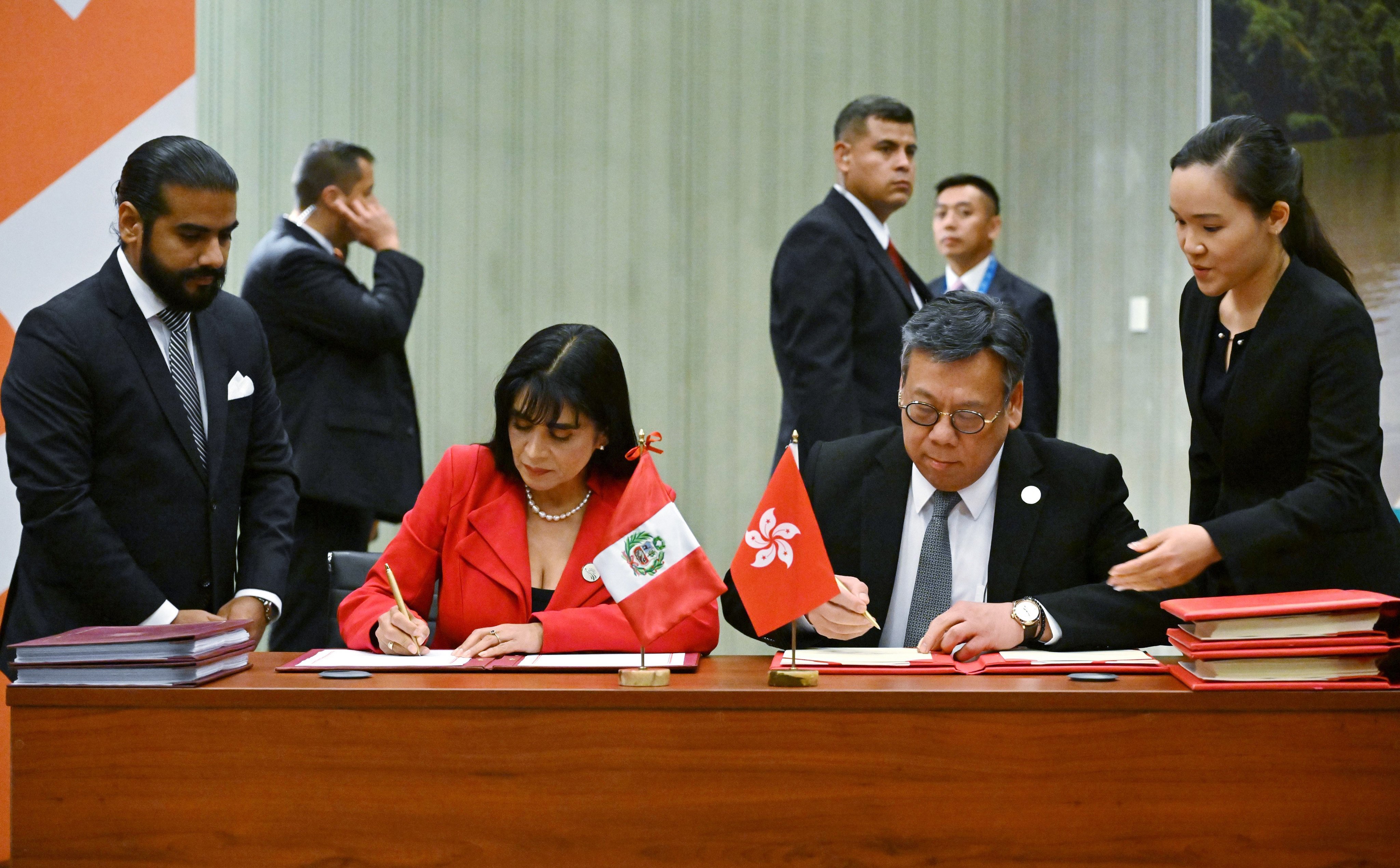 Ursula Desilu Leon Chempen (left), Peru’s foreign trade and tourism minister, and Algernon Yau Ying-wah (right), Hong Kong’s commerce and economic development secretary, sign a free-trade agreement in Lima, Peru, on November 16. Photo: Handout 