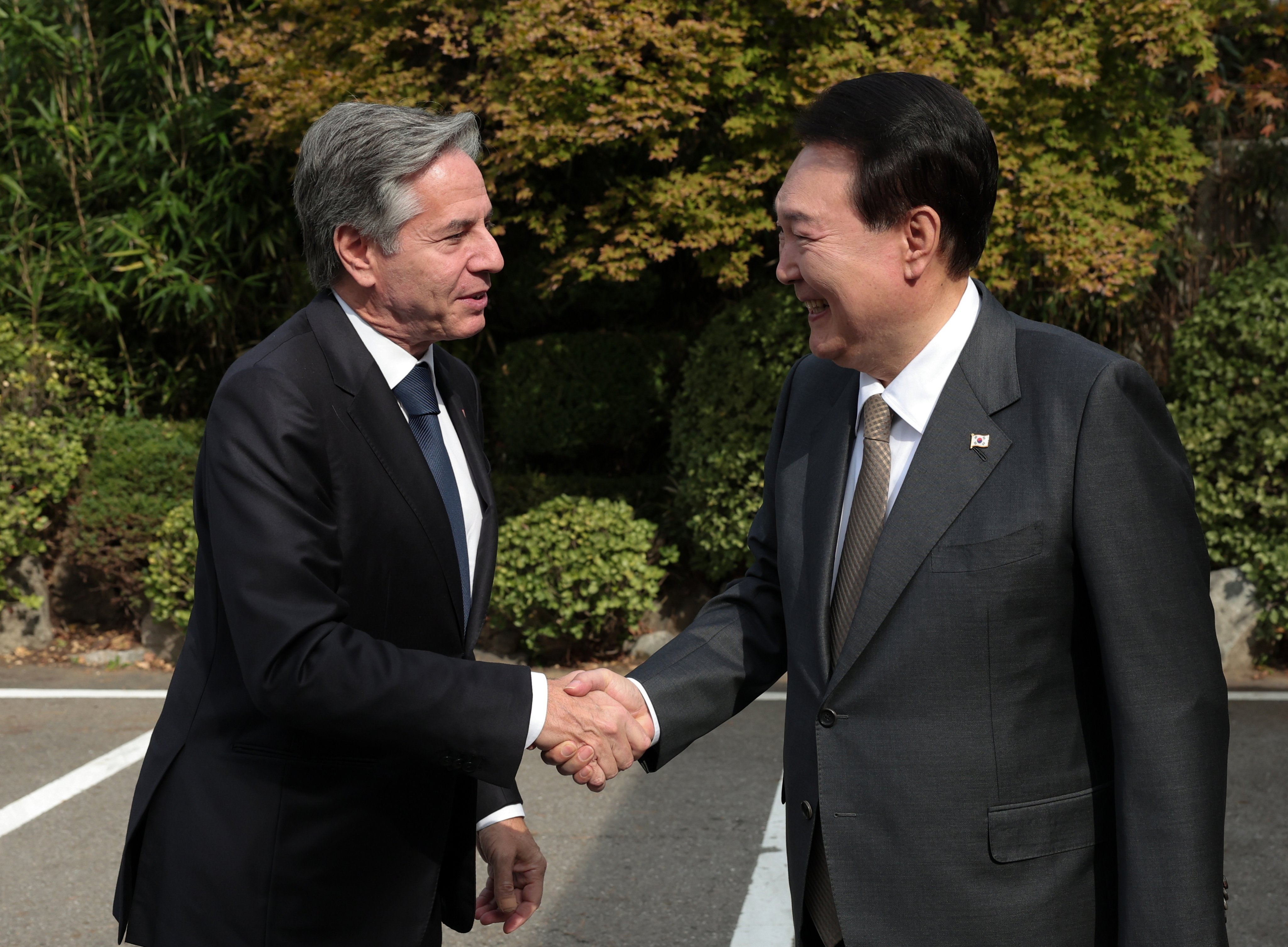 US Secretary of State Antony Blinken (left) shakes hands with South Korean President Yoon Suk-yeol during his visit to Seoul on November 9, 2023. Photo: EPA-EFE