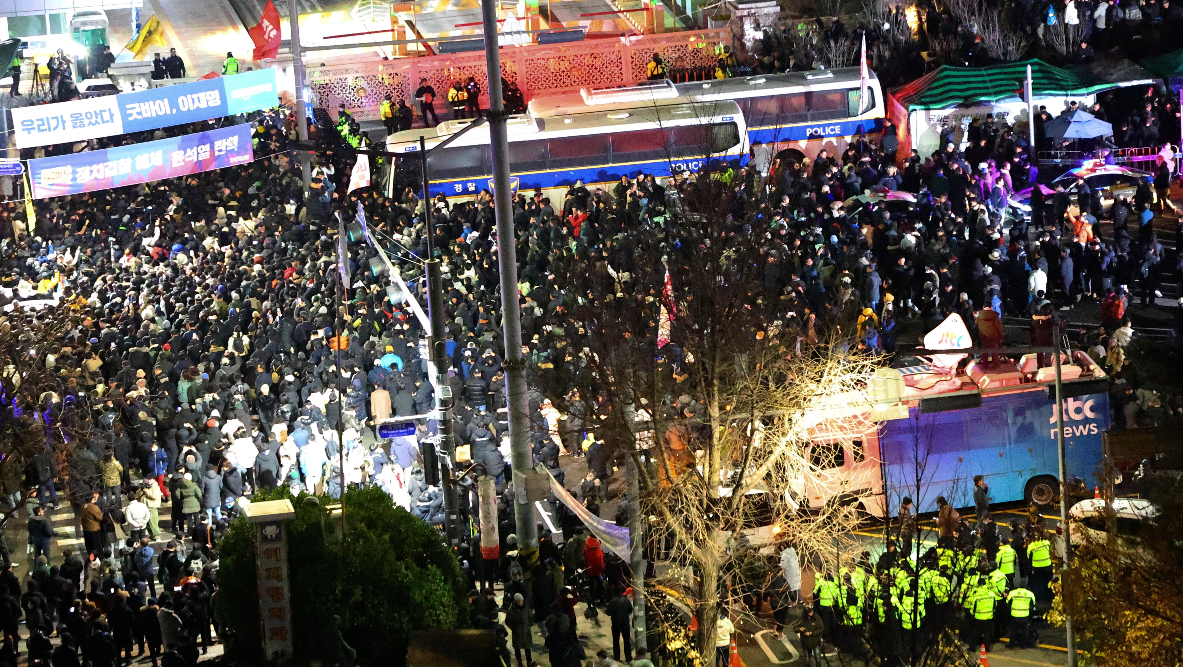 South Koreans gather to demand President Yoon Suk-Yeol step down in front of the National Assembly in Seoul on December 4, 2024. Photo: Yonhap via AP