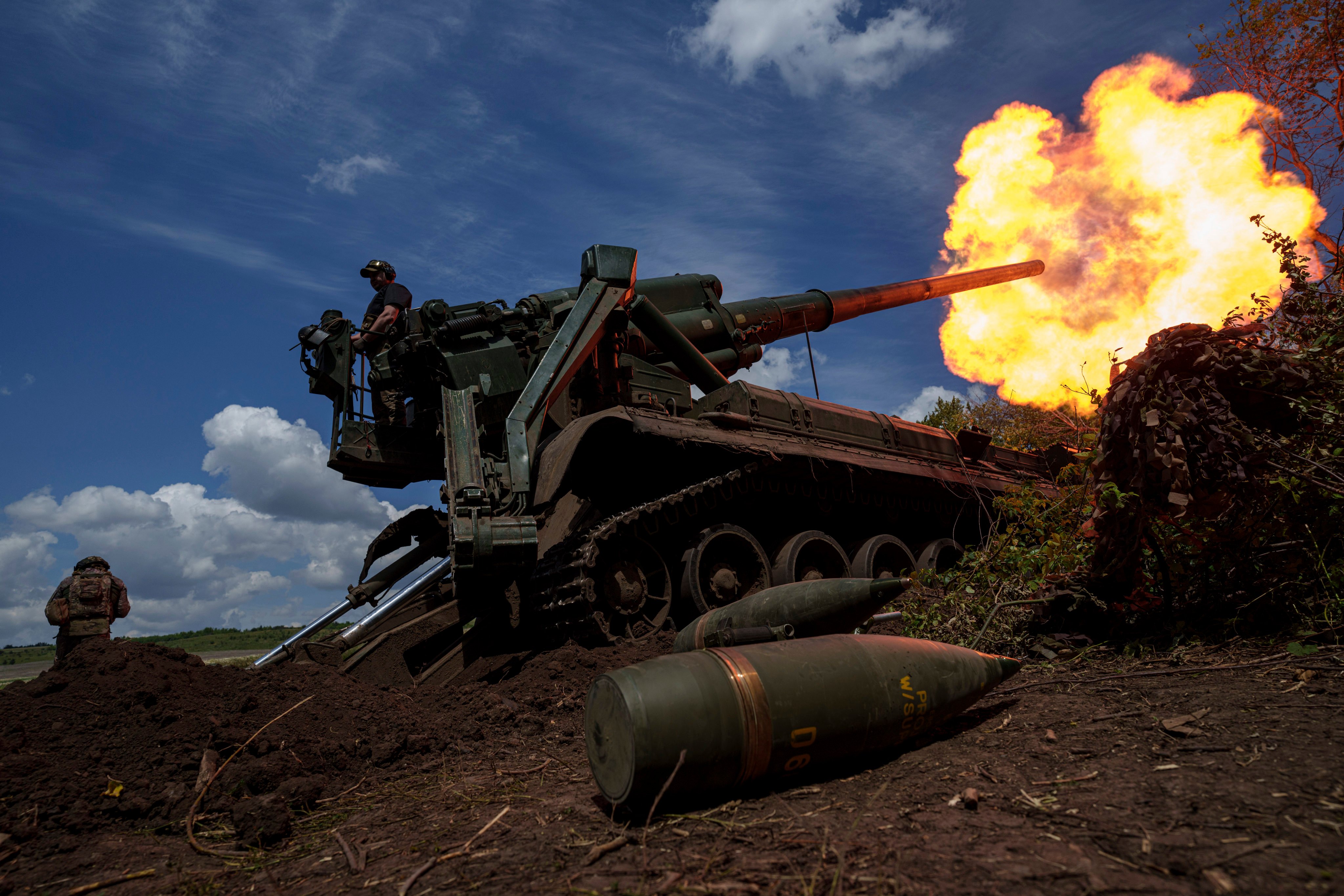 Ukrainian soldiers fire at Russian targets in Donetsk, Ukraine, on June 24. Photo: AP