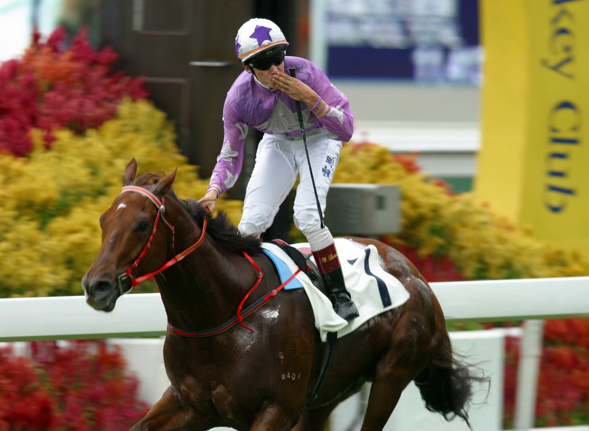 Yann Lerner blows a kiss to the crowd after saluting aboard Porter Ricks at Sha Tin in 2004.