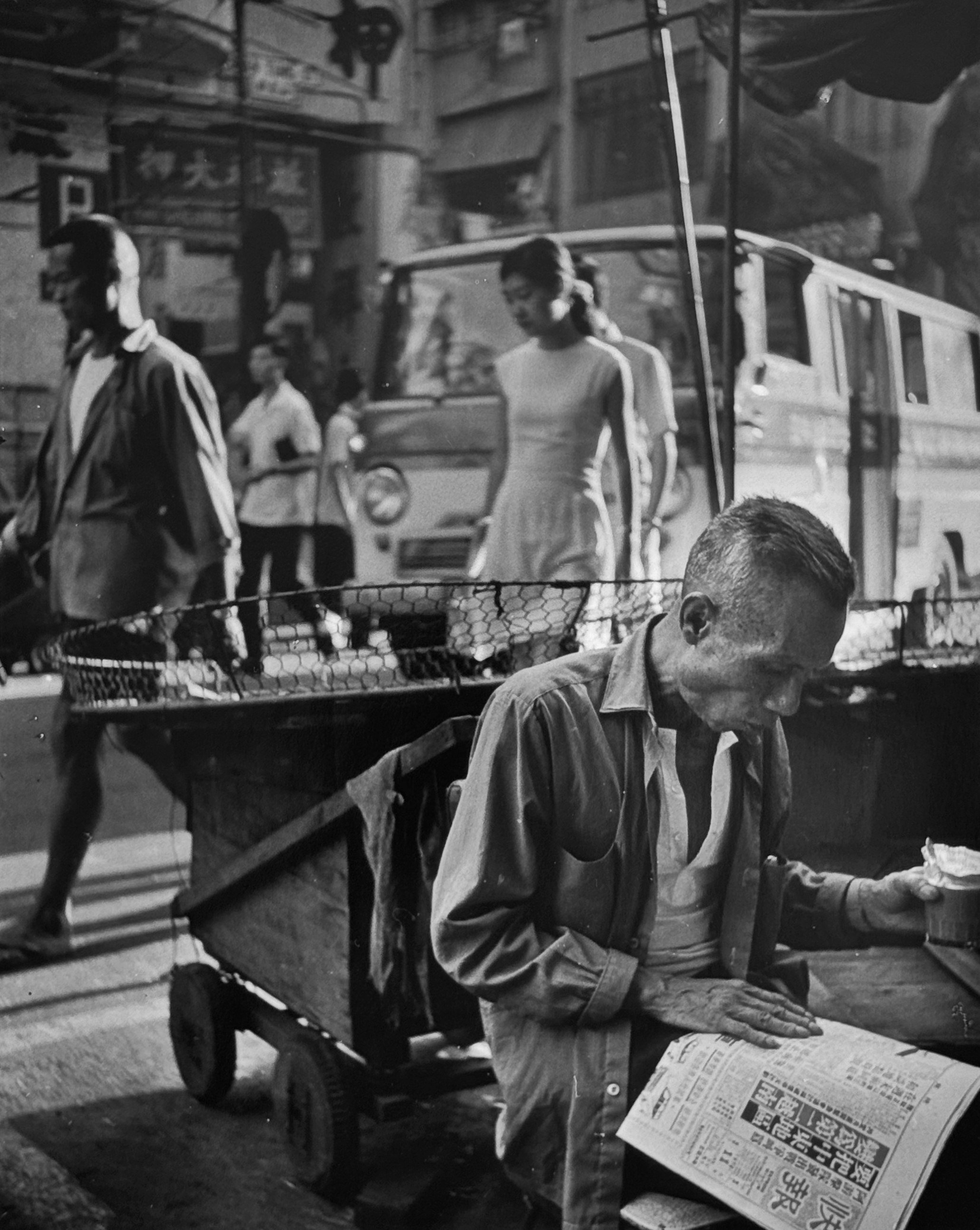  A peddler in Mong Kok, a photograher taken by Mak Fung in 1970. Photo: Mak Fung