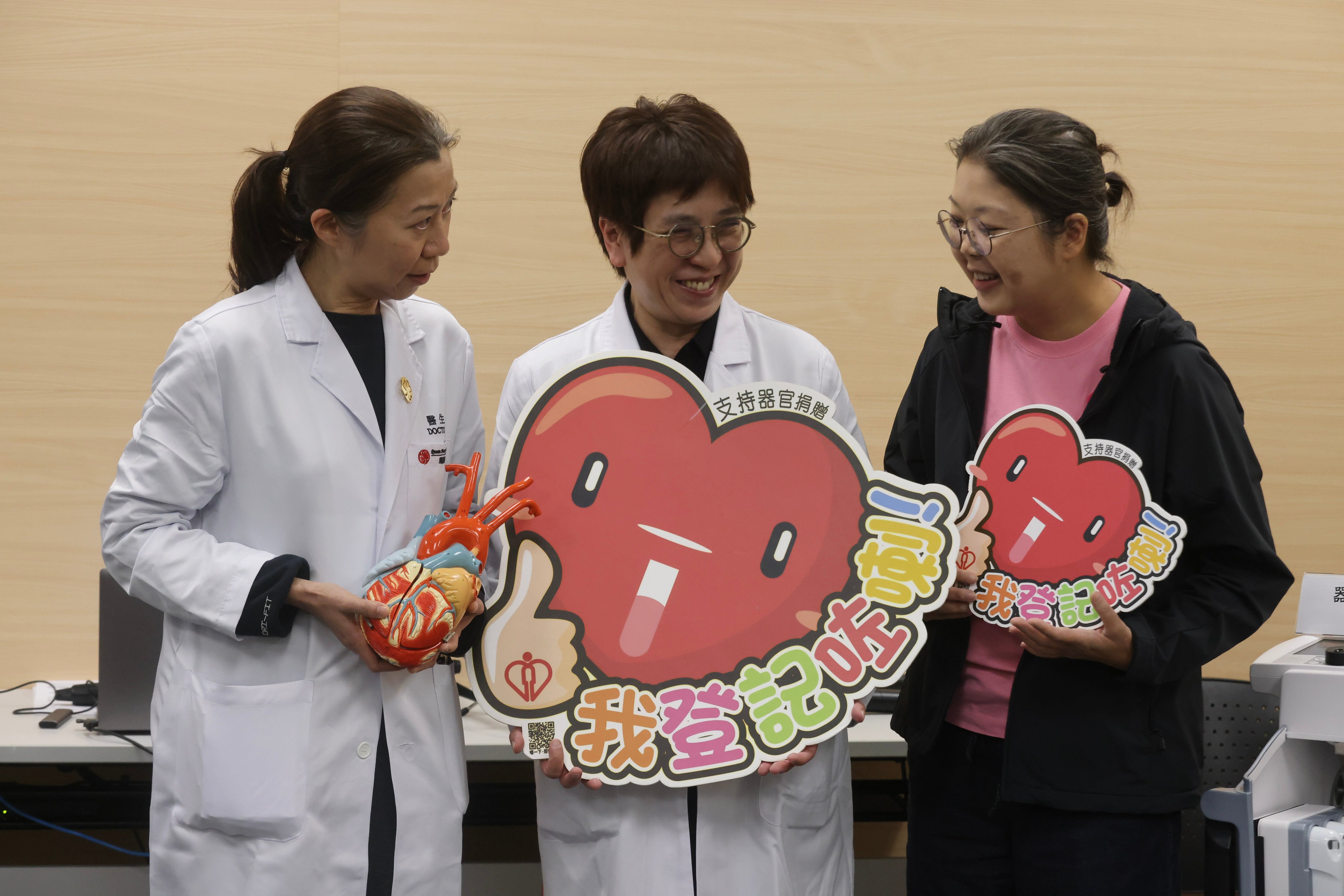 (Left to right) Queen Mary Hospital’s Department of Cardiothoracic Surgery Chief of Service Cally Ho Ka-lai; cardiac medicine consultant at Grantham Hospital Katherine Fan Yue-yan; and patient Ms Fung speak at a press conference to urge Hong Kong residents to sign up for organ donation at Queen Mary Hospital. Photo: Jonathan Wong