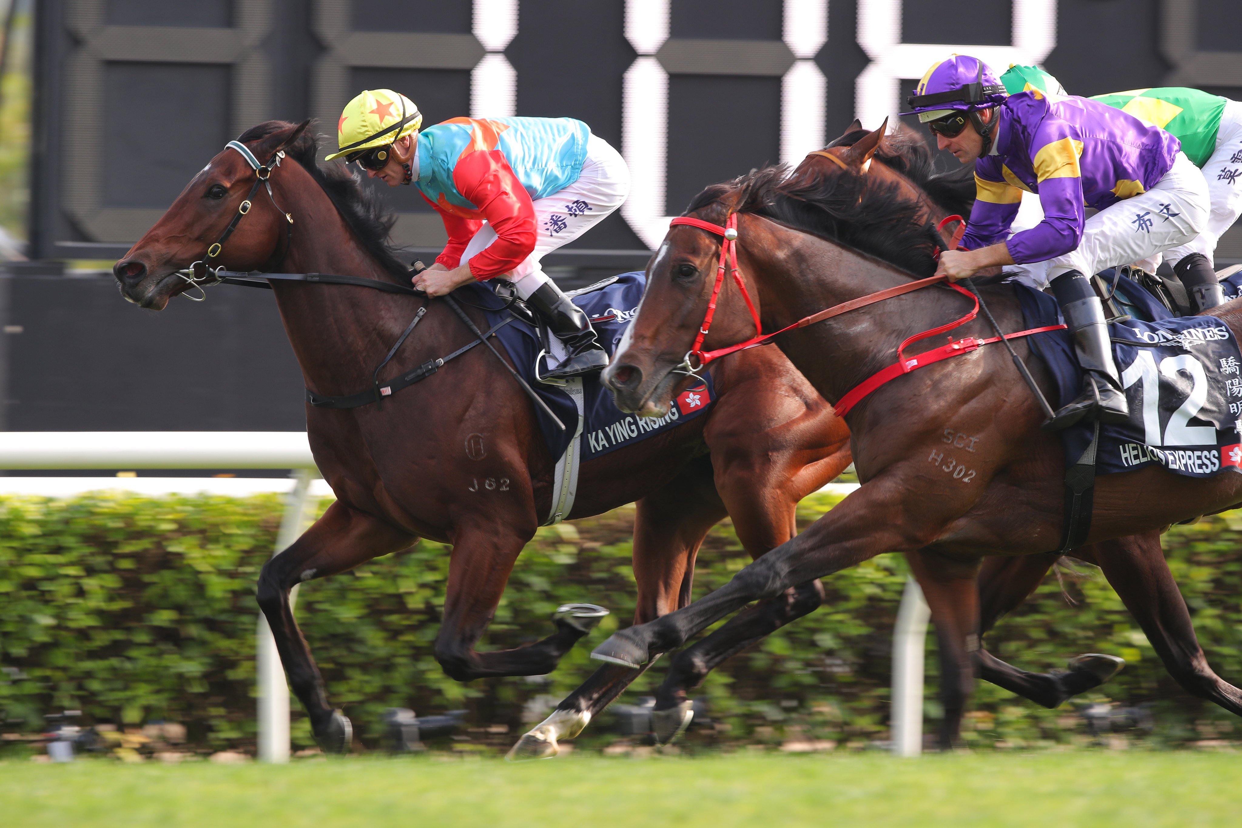 Ka Ying Rising holds off Helios Express to win the Hong Kong Sprint. Photos: Kenneth Chan