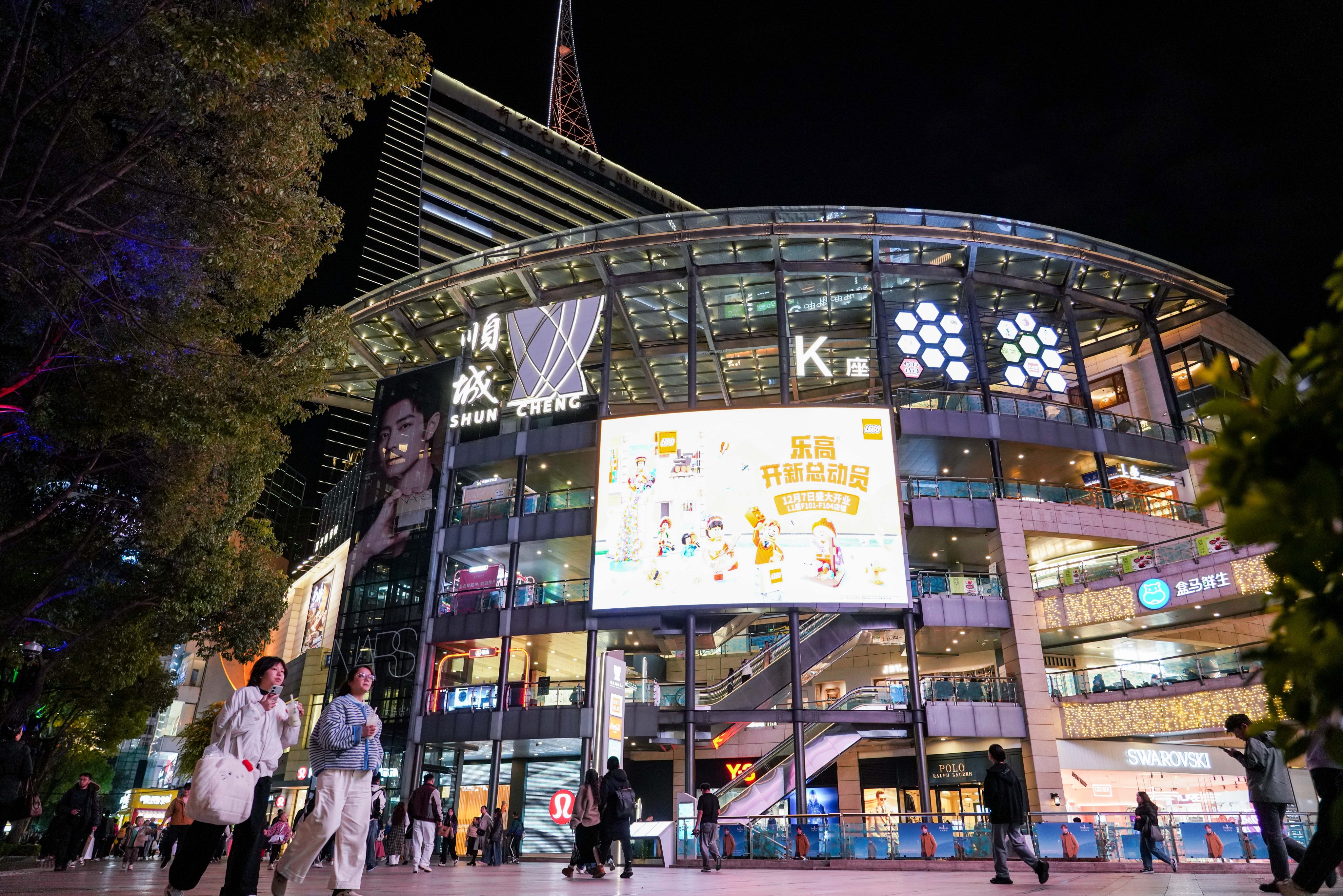 Tourists walk past a shopping mall in Kunming City, southwest China’s Yunnan Province, on December 6, 2024. Photo: Xinhua