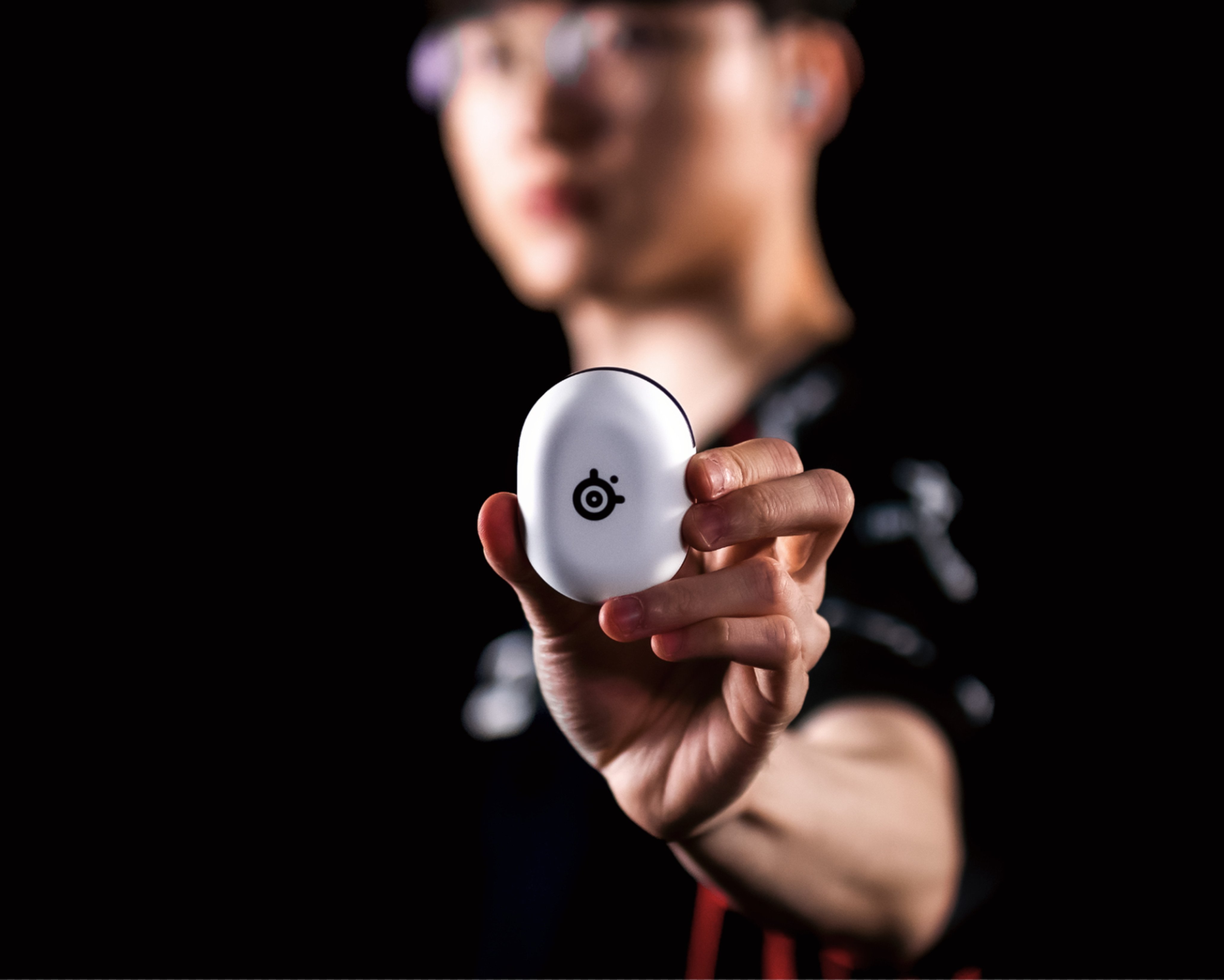 The SteelSeries Arctis GameBuds, which feature impressive battery life, active noise cancellation and robust software, can be used with both gaming machines and smartphones. Photo: SteelSeries