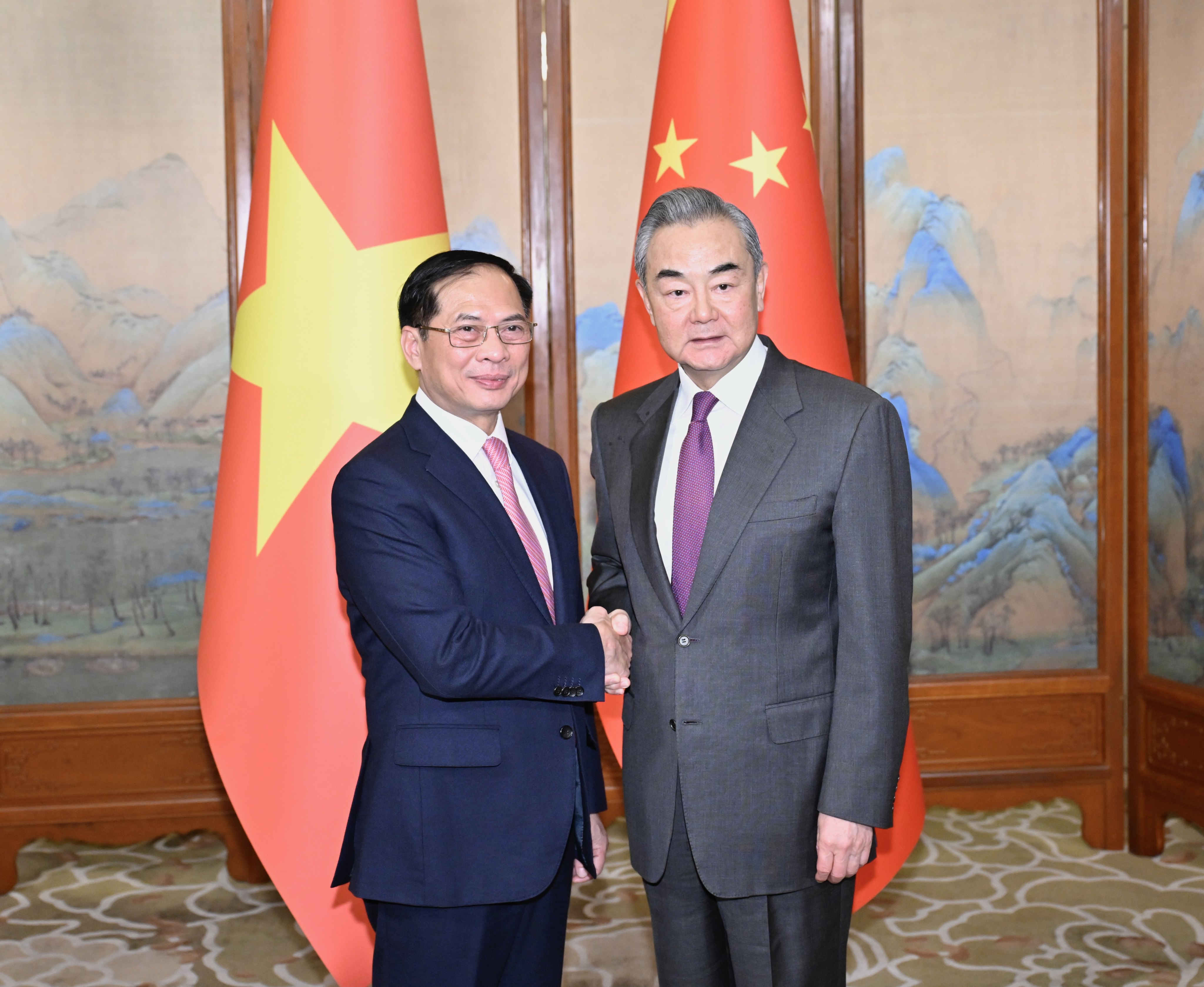 Vietnam’s Foreign Minister Bui Thanh Son (left) and his Chinese counterpart Wang Yi in Beijing on Tuesday. Photo: Xinhua