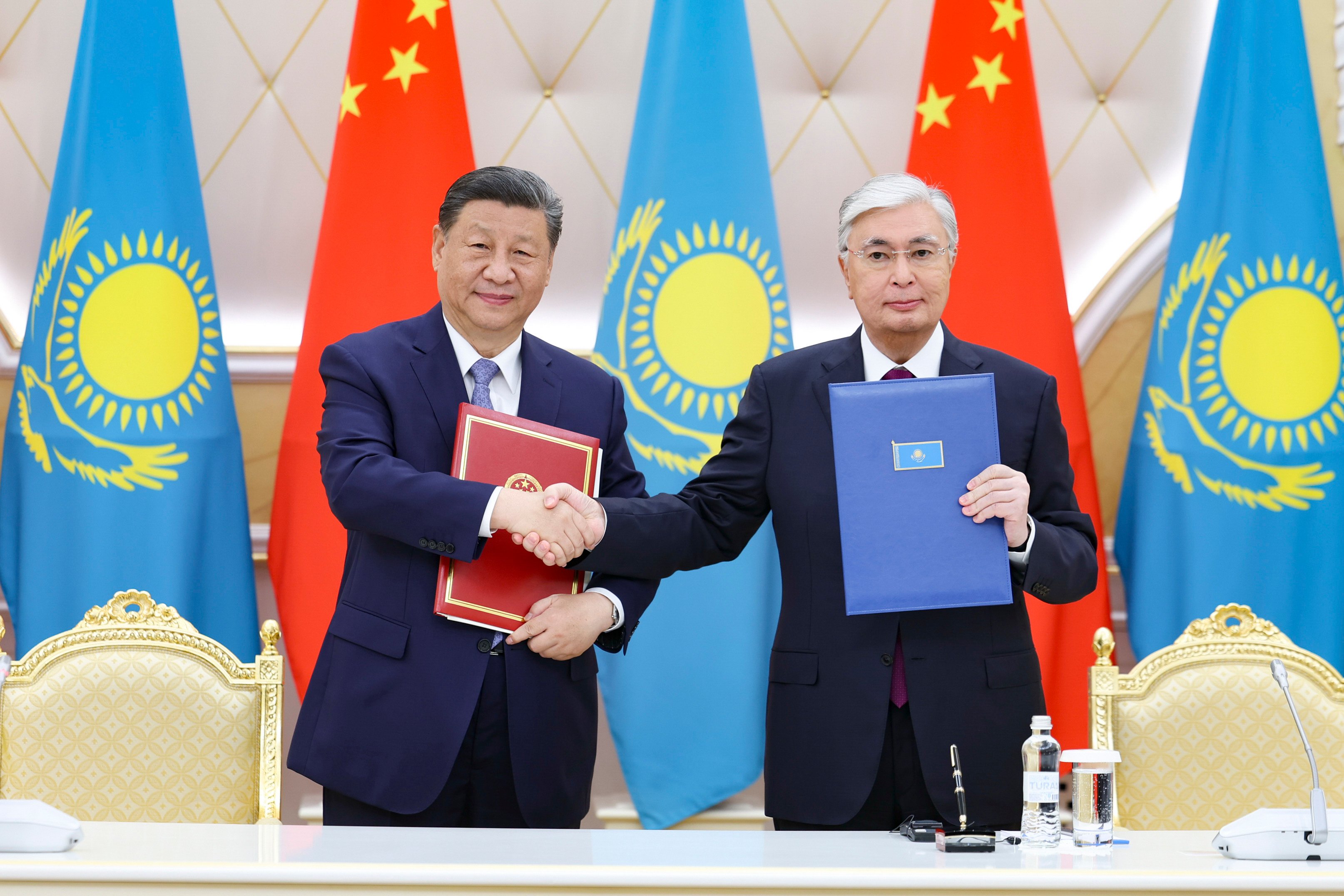 Chinese President Xi Jinping and Kazakh President Kassym-Jomart Tokayev shake hands after signing a joint statement following bilateral talks in Astana, Kazakhstan, on July 3. Photo: Xinhua 