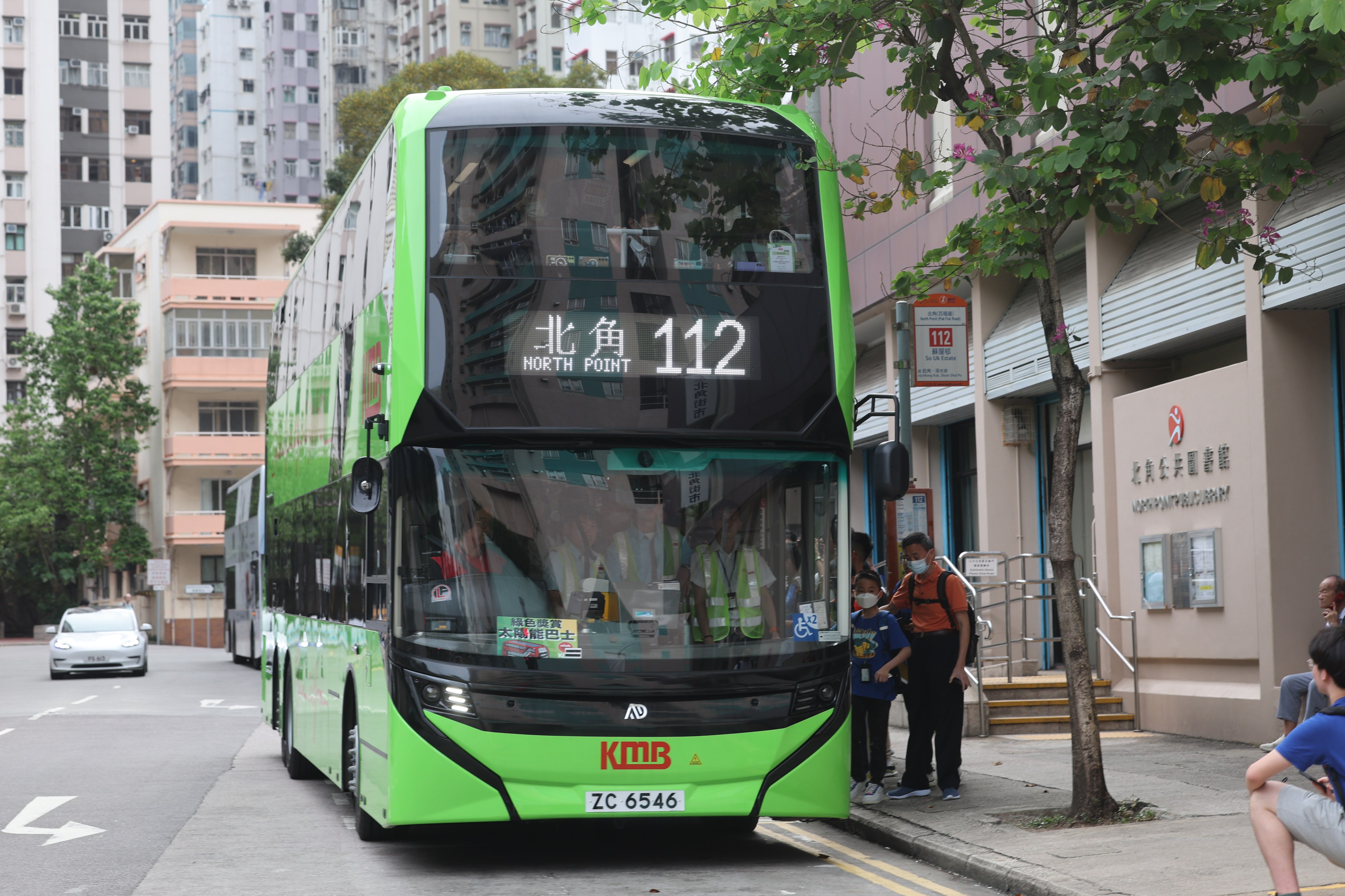 Authorities earlier set a goal of introducing about 700 e-buses and 3,000 e-taxis by the end of 2027. Photo: Edmond So